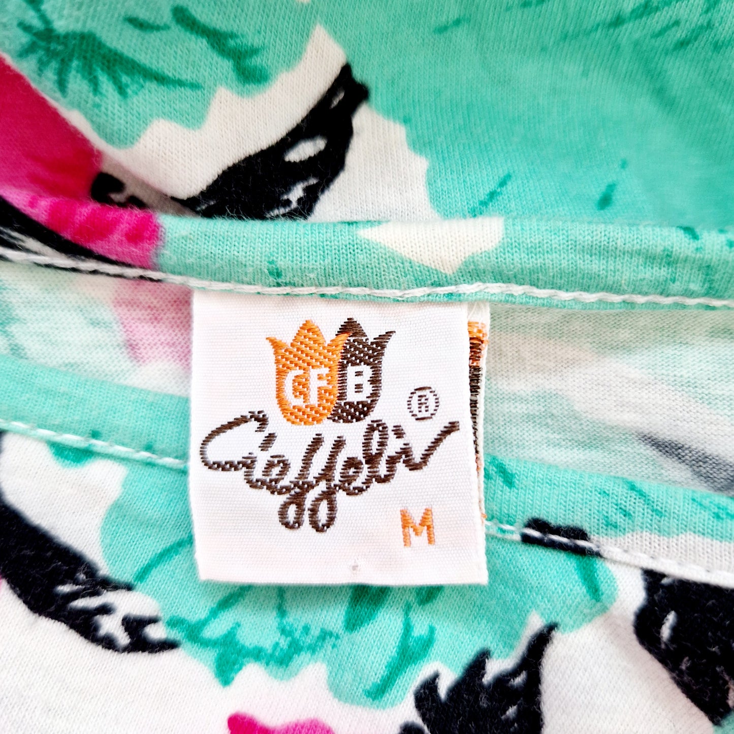 Einzigartiges und nachhaltiges Vintage Shirt in grün-pink-weiss mit Blumen. Unique and sustainable vintage shirt in green-pink-white with flowers. Tag.