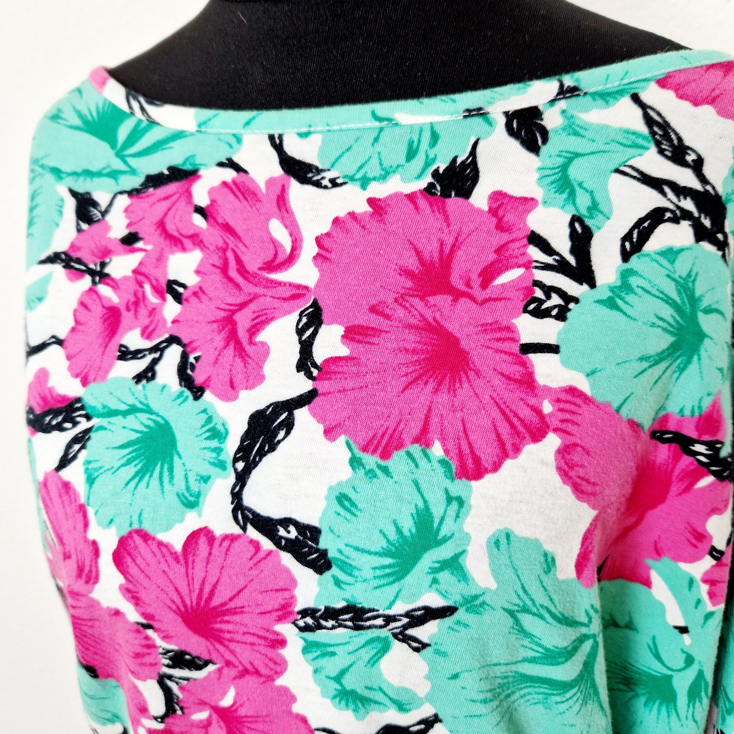 Einzigartiges und nachhaltiges Vintage Shirt in grün-pink-weiss mit Blumen. Unique and sustainable vintage shirt in green-pink-white with flowers. Close-up.