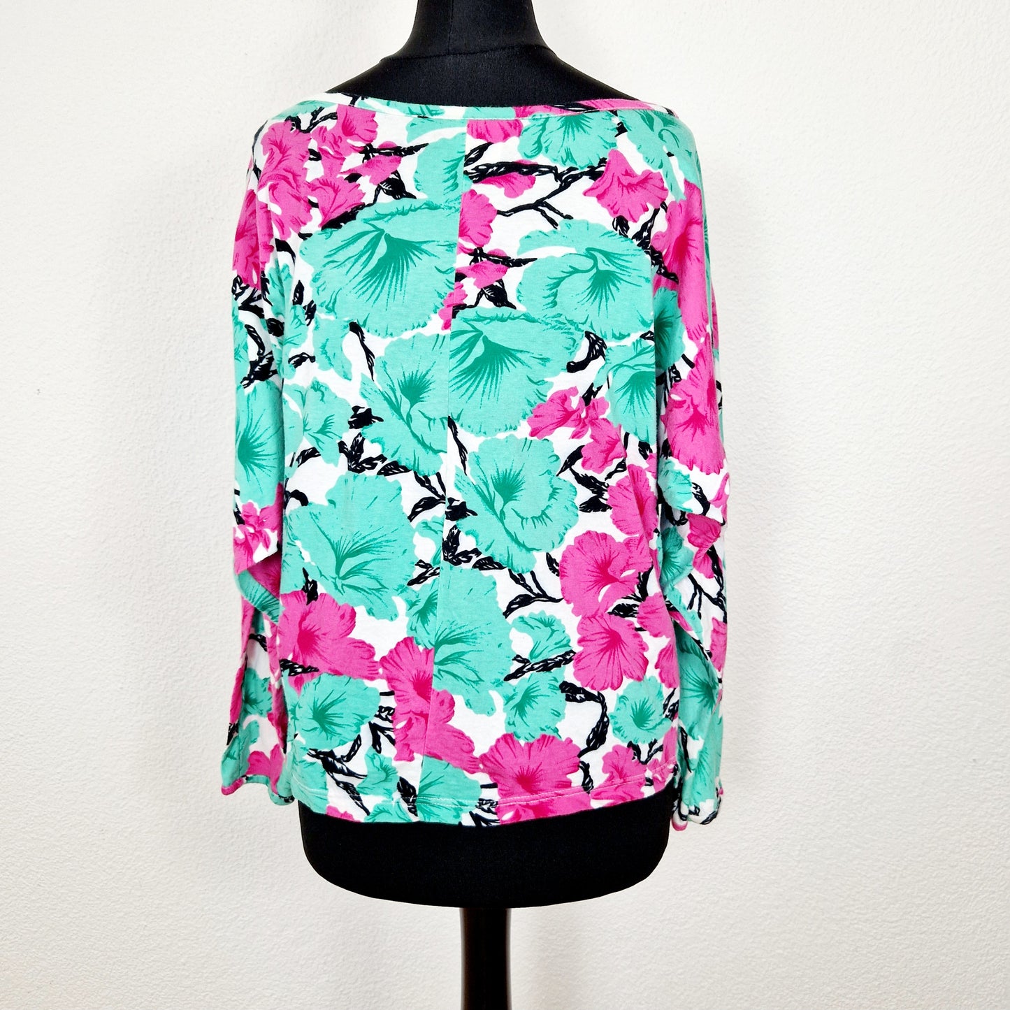 Einzigartiges und nachhaltiges Vintage Shirt in grün-pink-weiss mit Blumen. Unique and sustainable vintage shirt in green-pink-white with flowers. Back.