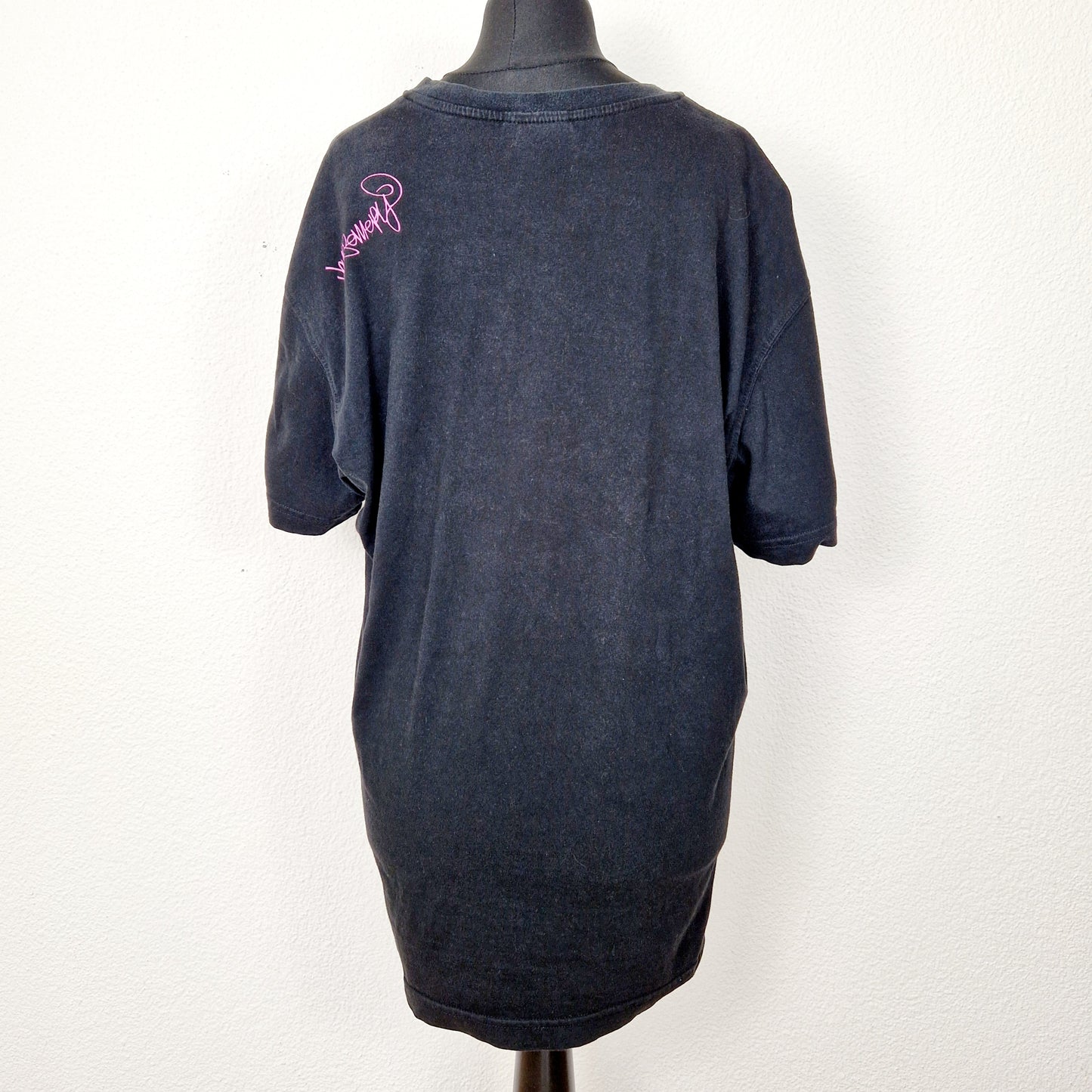 Einzigartiges und nachhaltiges Vintage T-Shirt in schwarz-pink-weiss mit einer Person mit Brille. Back.
