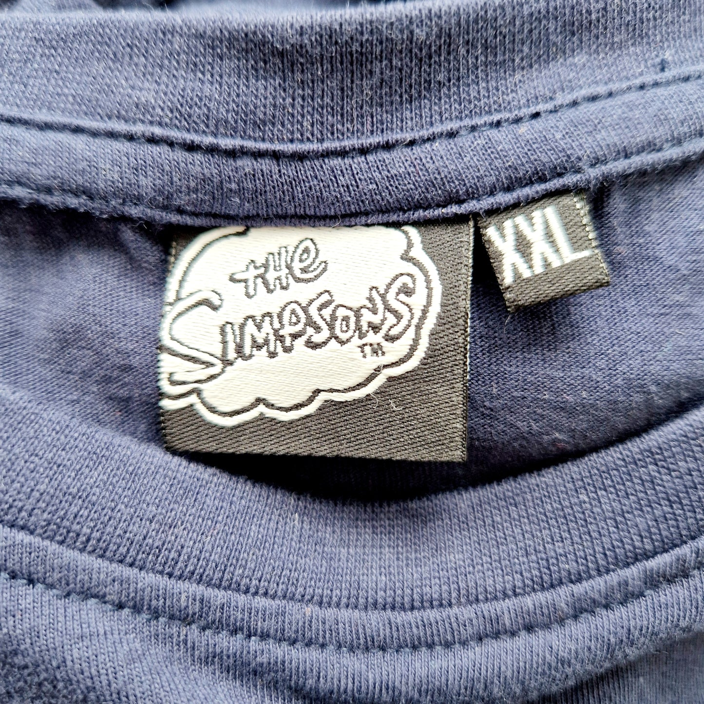 Einzigartiges und nachhaltiges Vintage T-Shirt in dunkelblau mit den Simpsons. Unique and sustainable vintage t-shirt in darkblue with the simpsons. Tag.