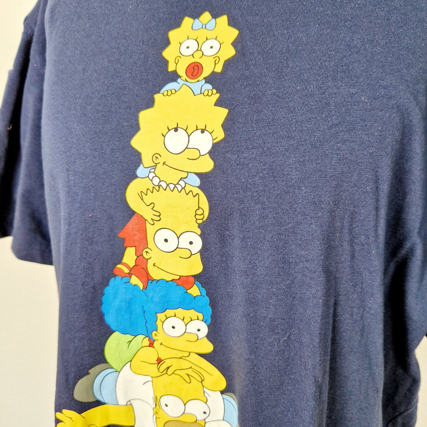 Einzigartiges und nachhaltiges Vintage T-Shirt in dunkelblau mit den Simpsons. Unique and sustainable vintage t-shirt in darkblue with the simpsons. Close-up.