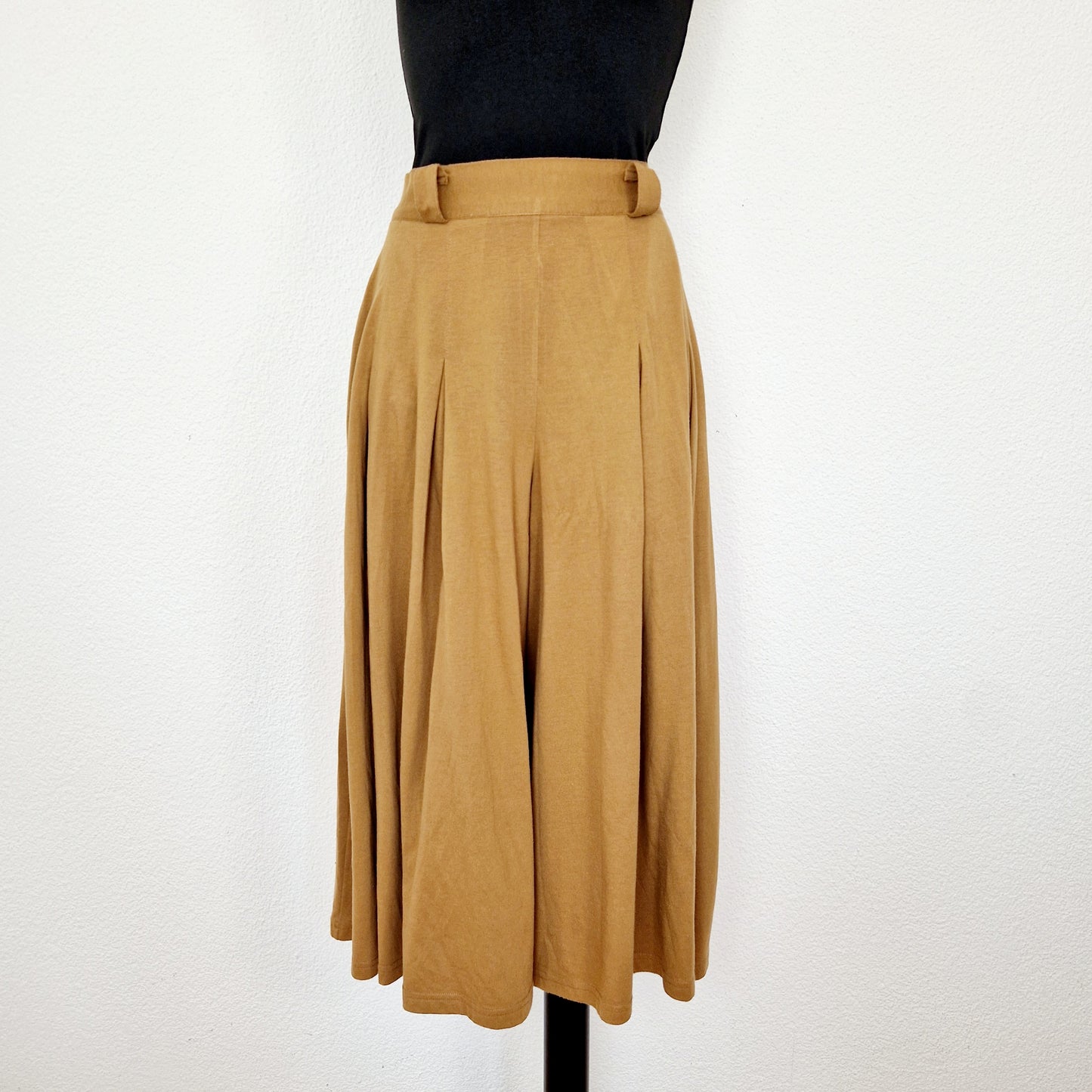 Einzigartige und nachhaltige Vintage culotte in braun. Unique and sustainable vintage culottes in brown. Front.