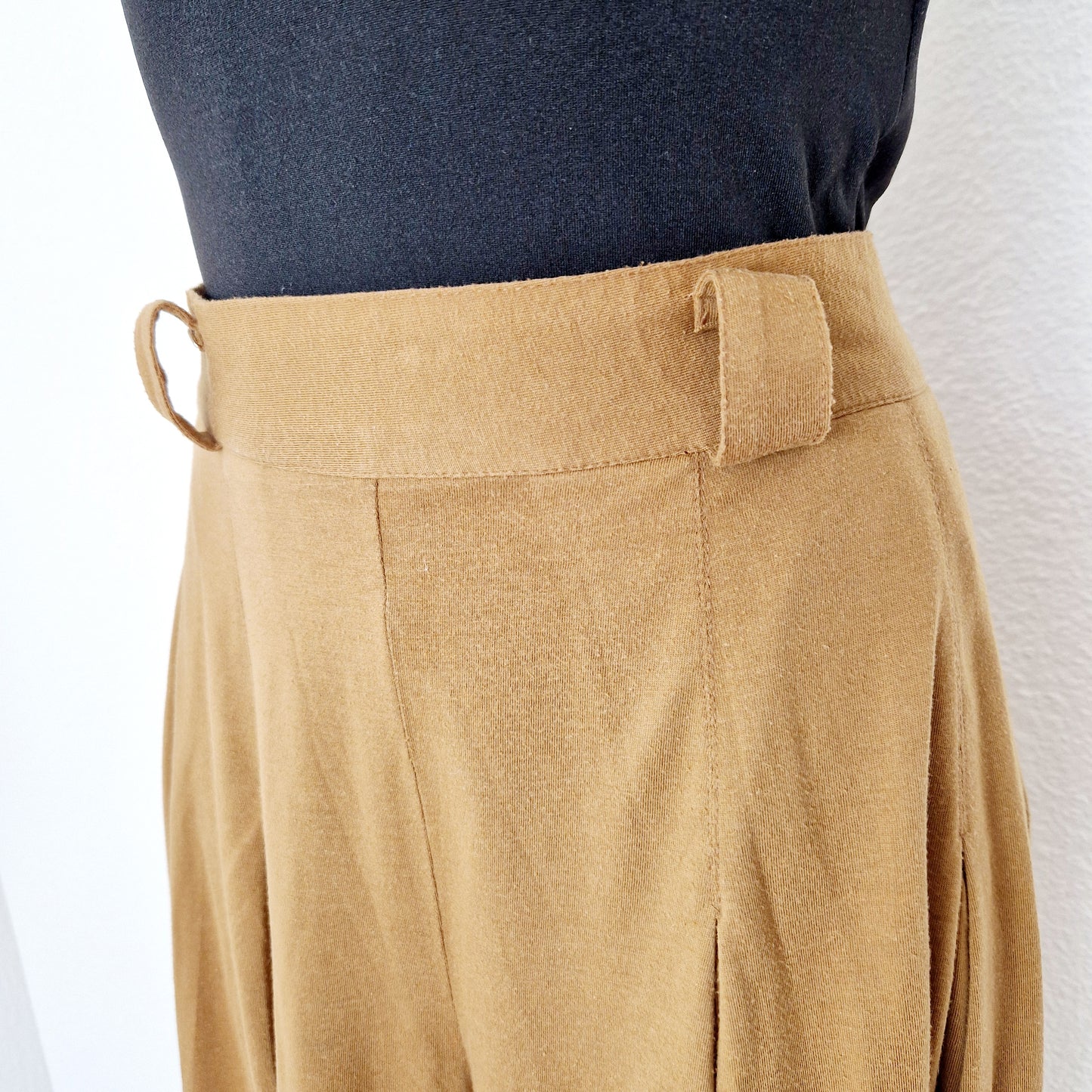 Einzigartige und nachhaltige Vintage culotte in braun. Unique and sustainable vintage culottes in brown. Close-up.
