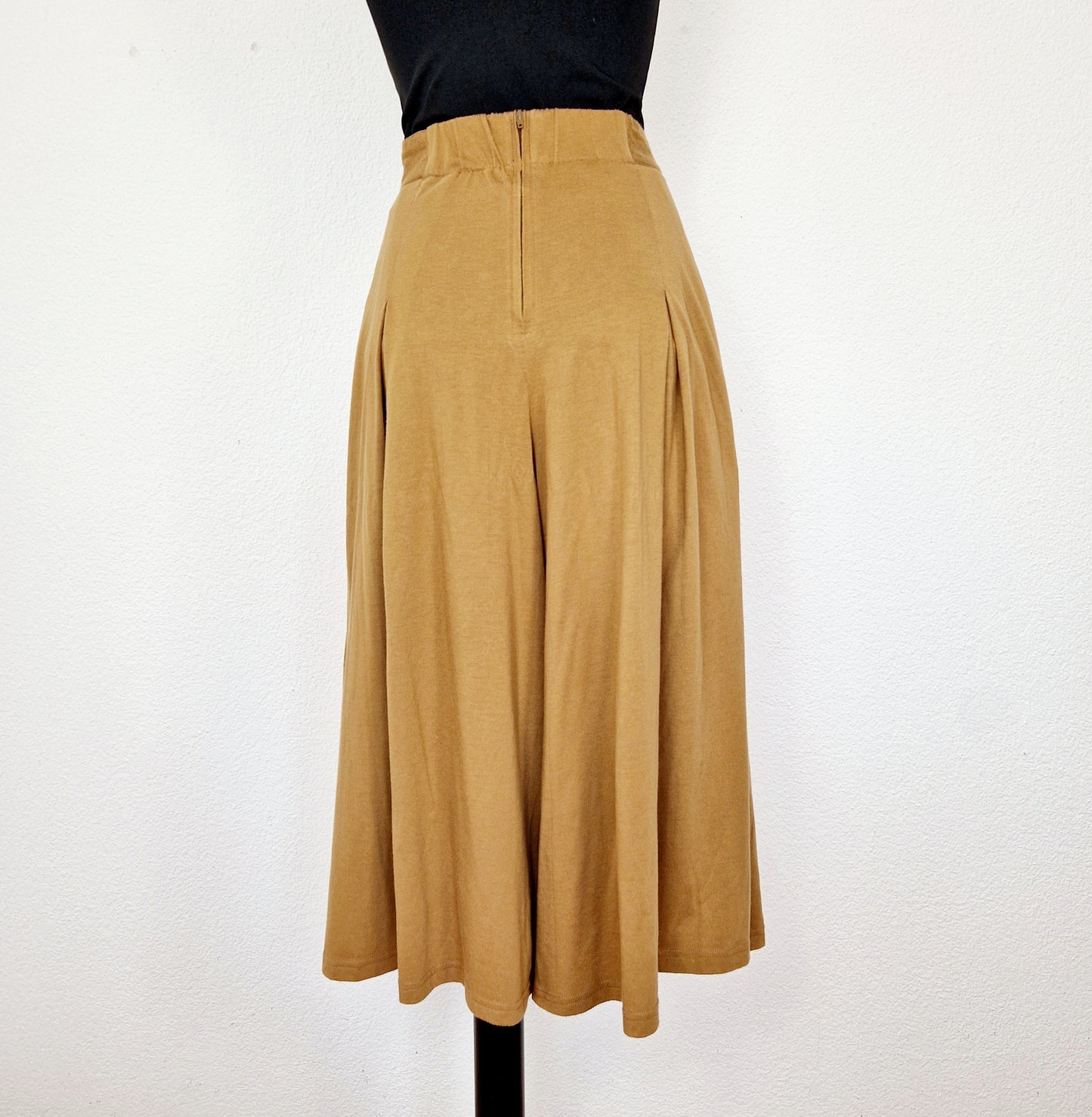 Einzigartige und nachhaltige Vintage culotte in braun. Unique and sustainable vintage culottes in brown. Back.