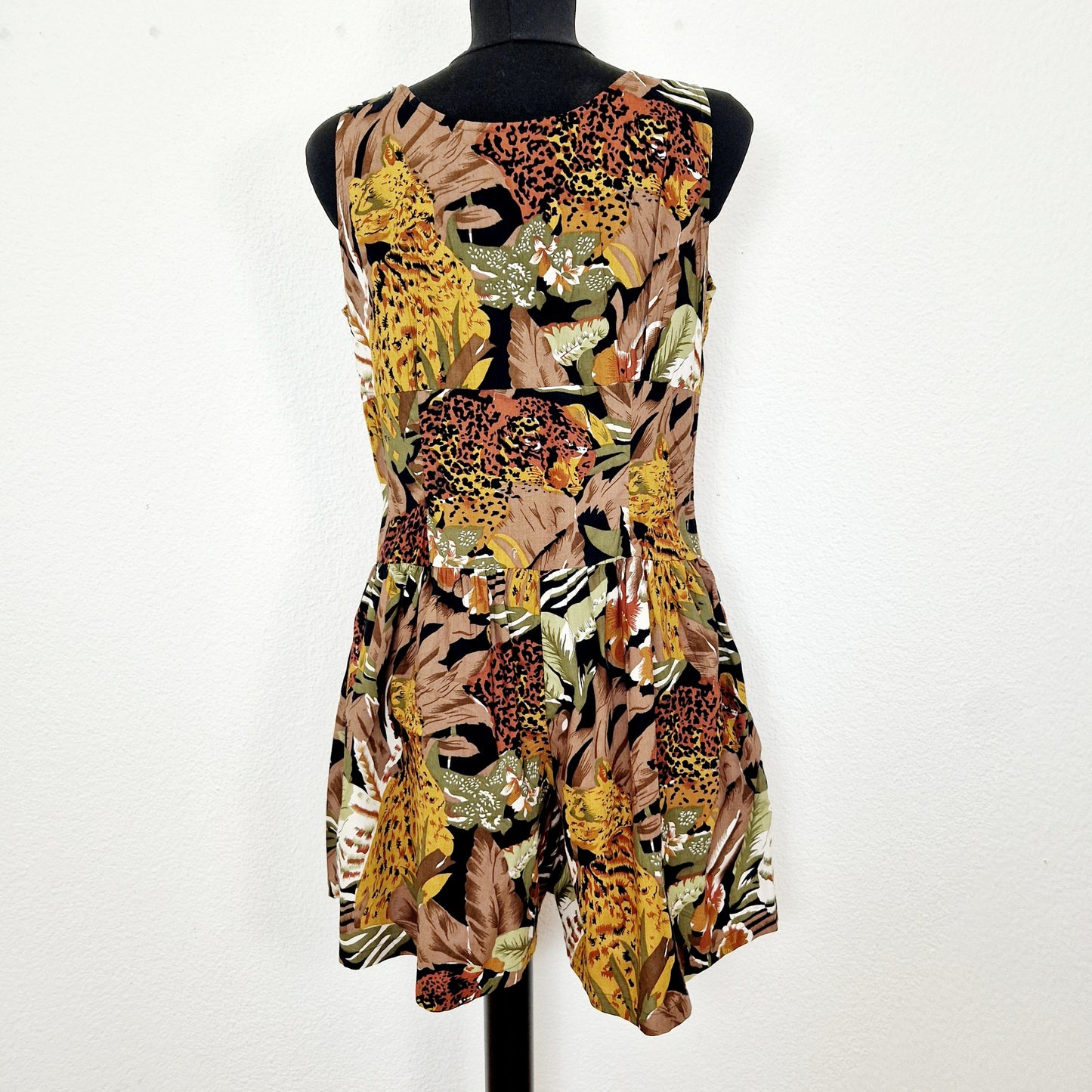 Einzigartiger und nachhaltiger Vintage Playsuit in braun-oliv-weiss mit Duschungelmotiv. Unique and sustainable vintage playsuit in brown-olive-white with jungle pattern. Back.