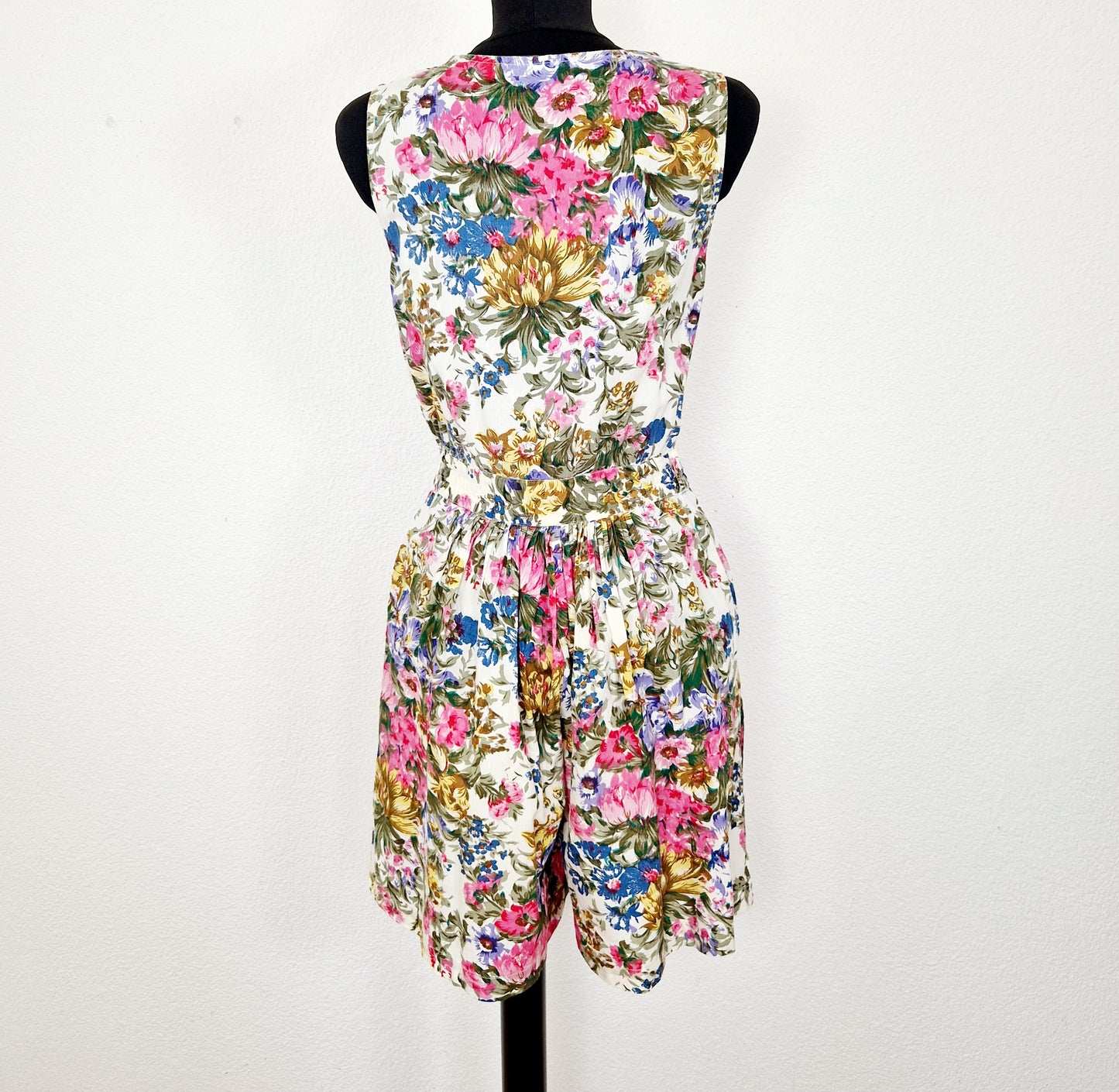 Einzigartiger und nachhaltige Vintage Playsuit in weiss-pink-grün mit Blumen. Unique and sustainable vintage playsuit in white-pink-green with flowers. Back.