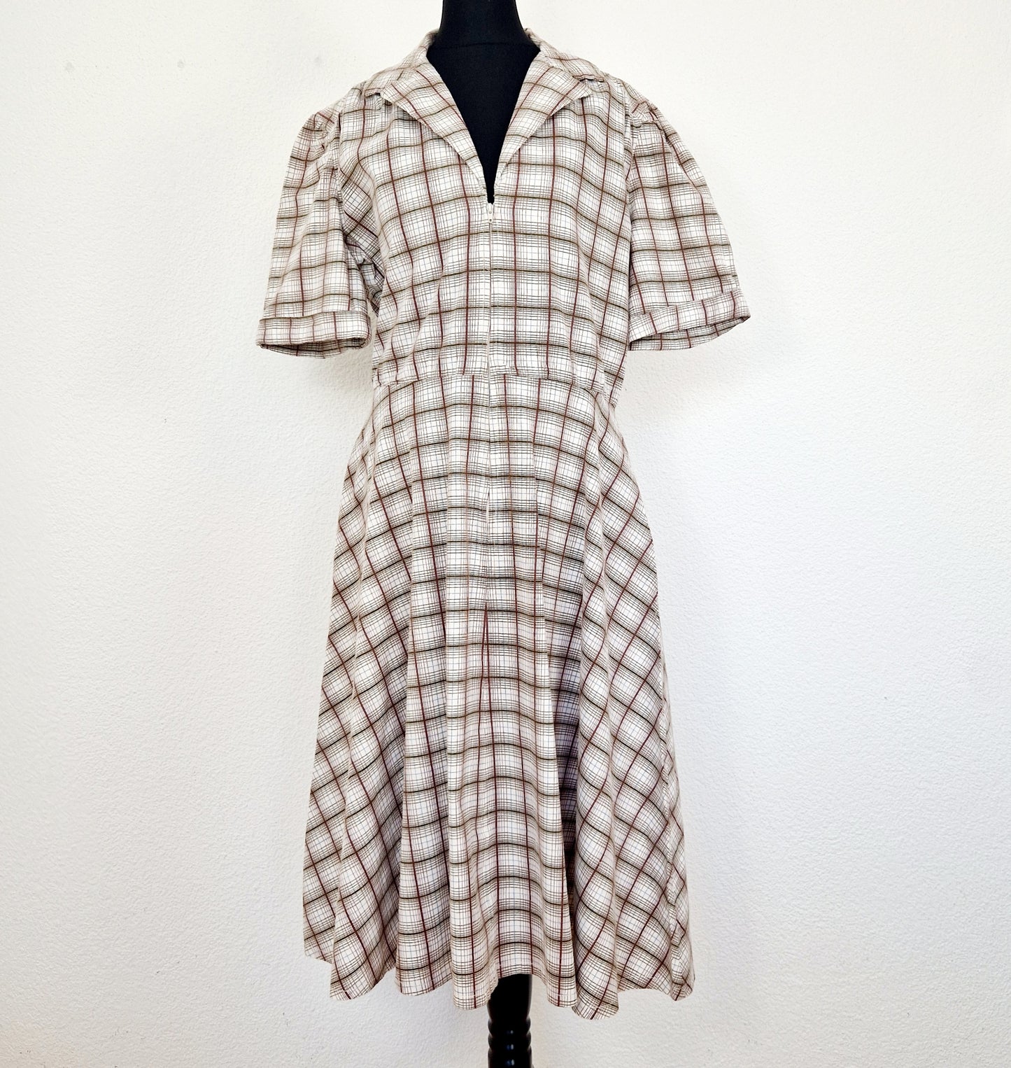 Einzigartiges und nachhaltiges Vintage Kleid, Kurzarm, in weiss-braun-blau, kariert. Unique and sustainable vintage dress, shortsleeved, in white-brown-blue, checked. Front.