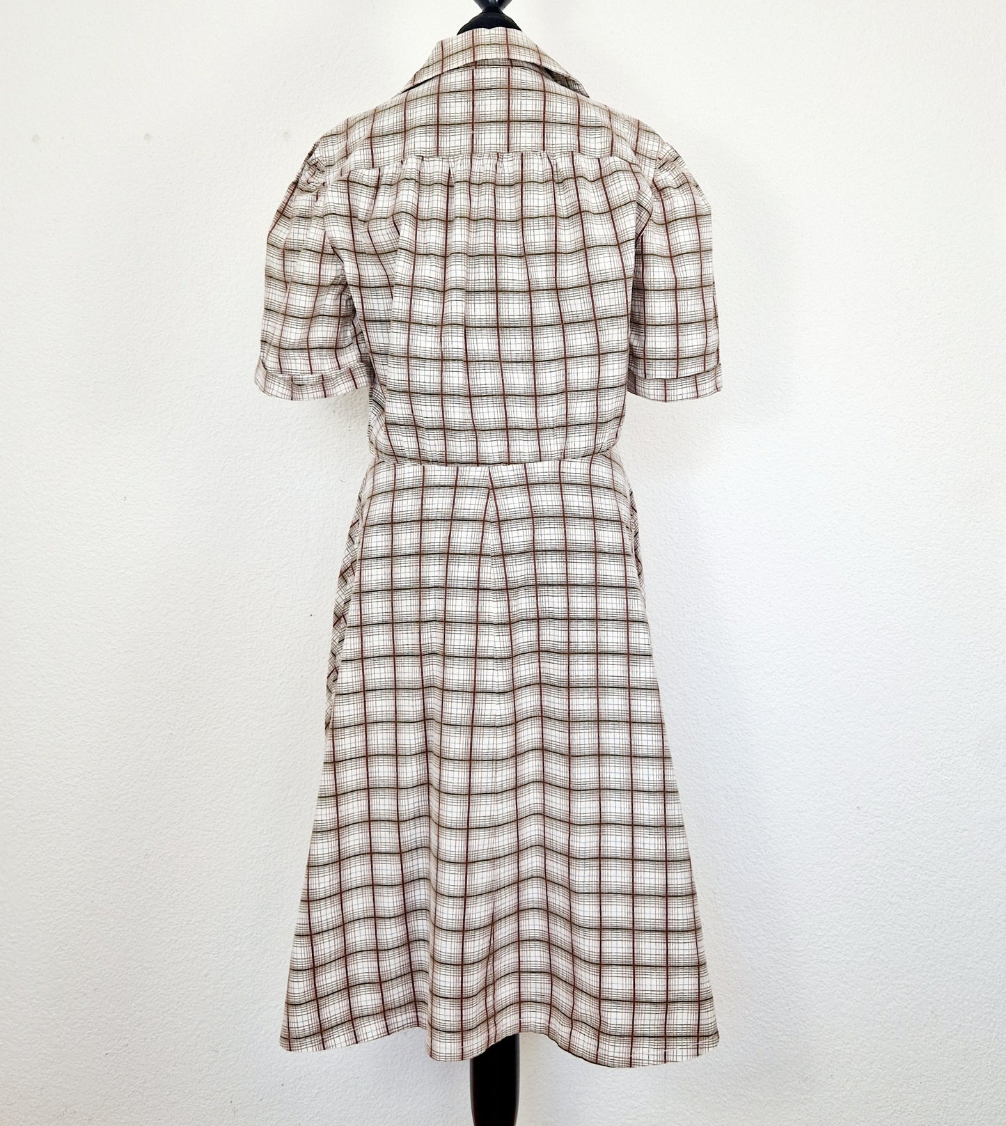 Einzigartiges und nachhaltiges Vintage Kleid, Kurzarm, in weiss-braun-blau, kariert. Unique and sustainable vintage dress, shortsleeved, in white-brown-blue,  checked. Back.