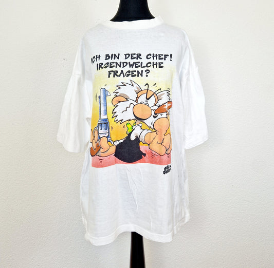 Einzigartiges und nachhaltiges Vintage T-Shirt in weiss mit Opa Helmut. Unique and sustainable vintage t-shirt in white with Opa Helmut. Front.