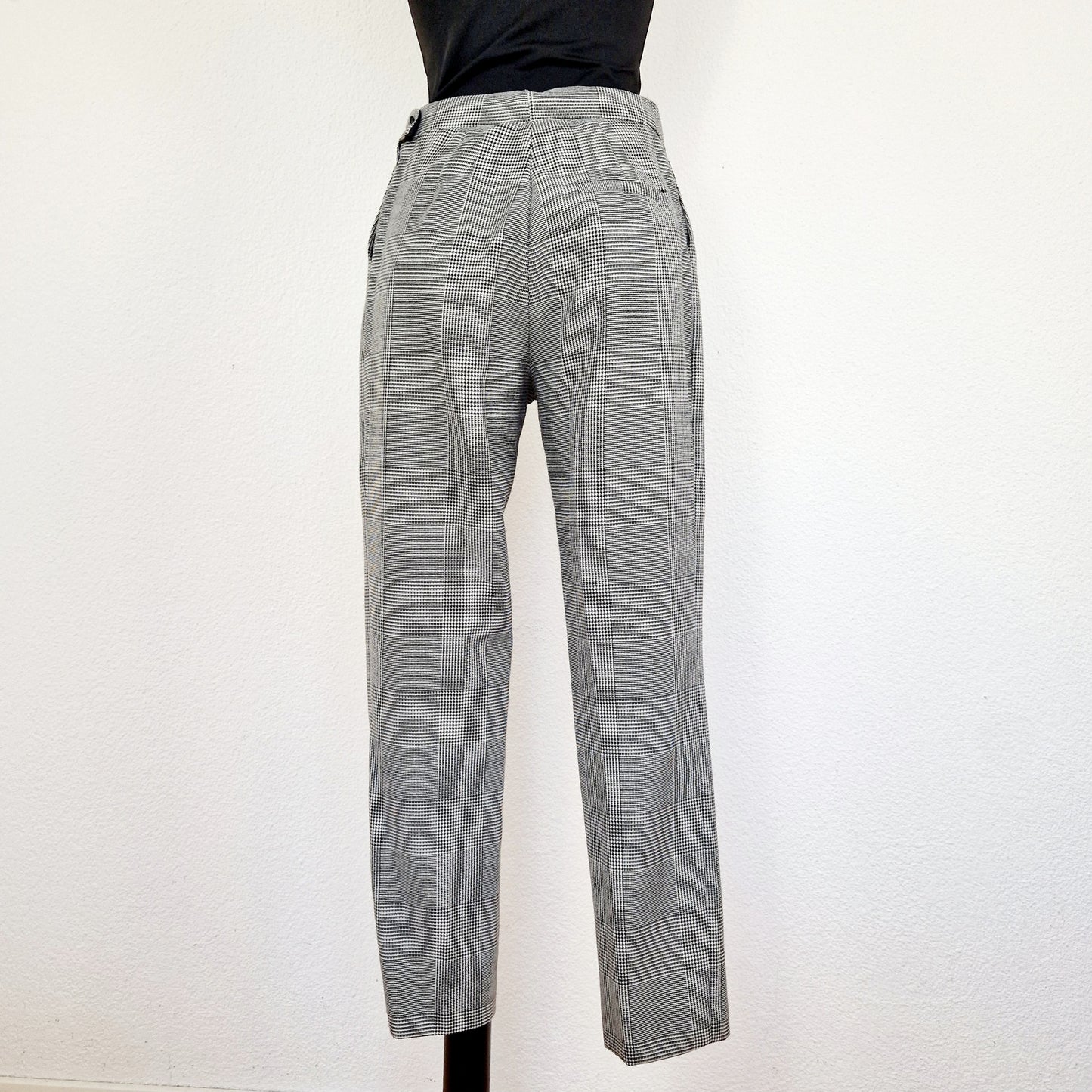 Einzigartige und nachhaltige Vintage Hose in schwarz-weiss, Hahnentritt. Unique and sustainable vintage trousers in black-white, houndstooth. Back.