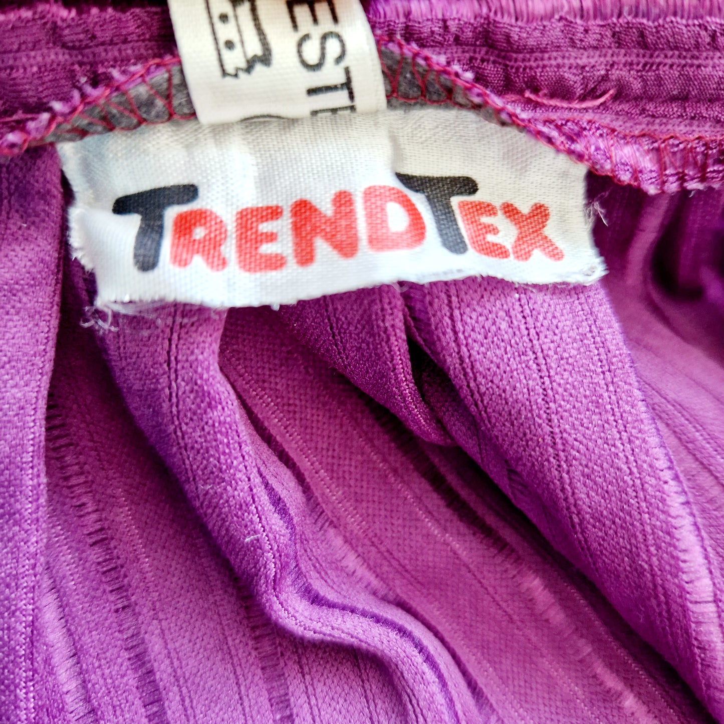 Einzigartige und nachhaltige Vintage Culotte in  violett mit Streifen. Unique and sustainable vintage culottes in purple with stripes. Tag.