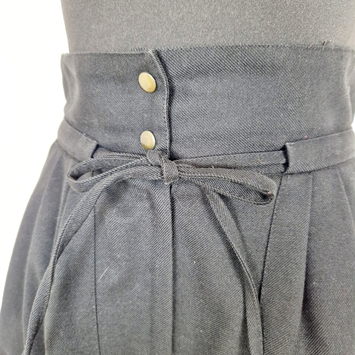Einzigartige und nachhaltige Vintage Culotte in schwarz, Paperback. Unique and sustainable vintage culottes in black, paperbag. Close-up.