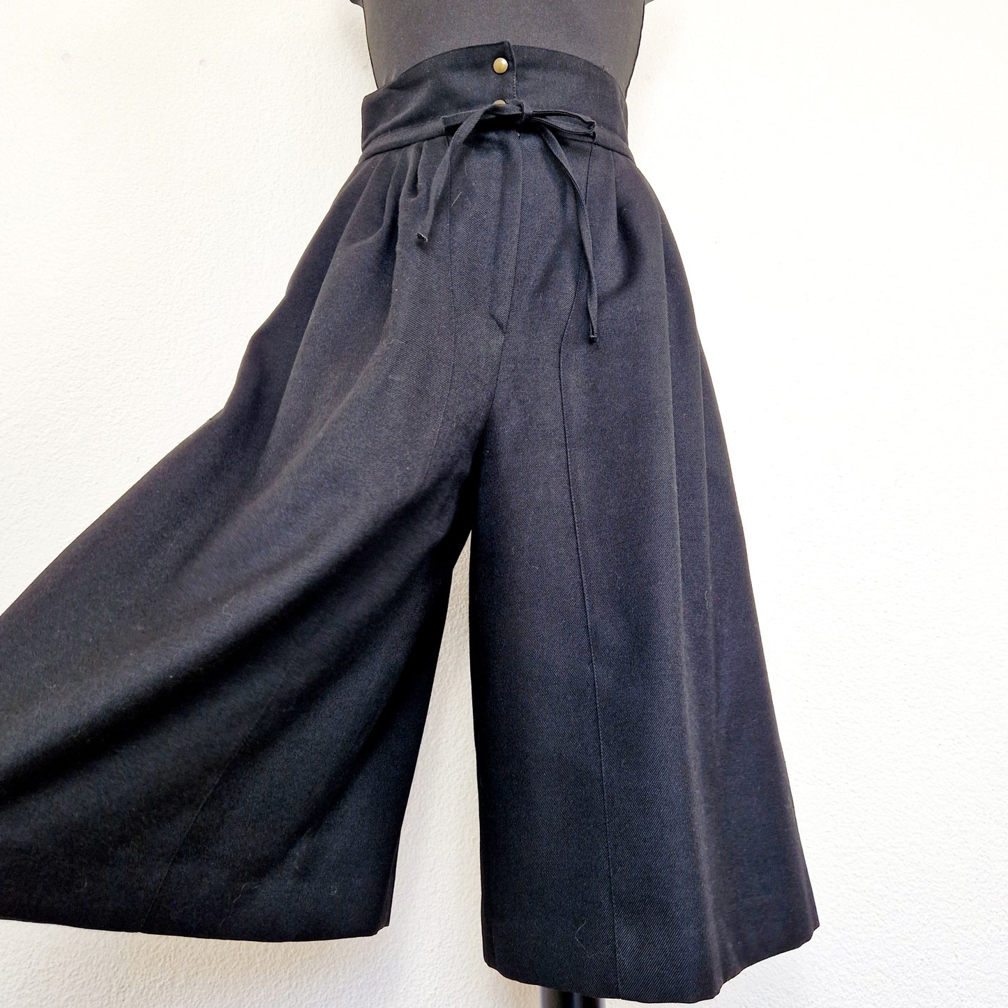 Einzigartige und nachhaltige Vintage Culotte in schwarz, Paperback. Unique and sustainable vintage culottes in black, paperbag. Trousers legs.