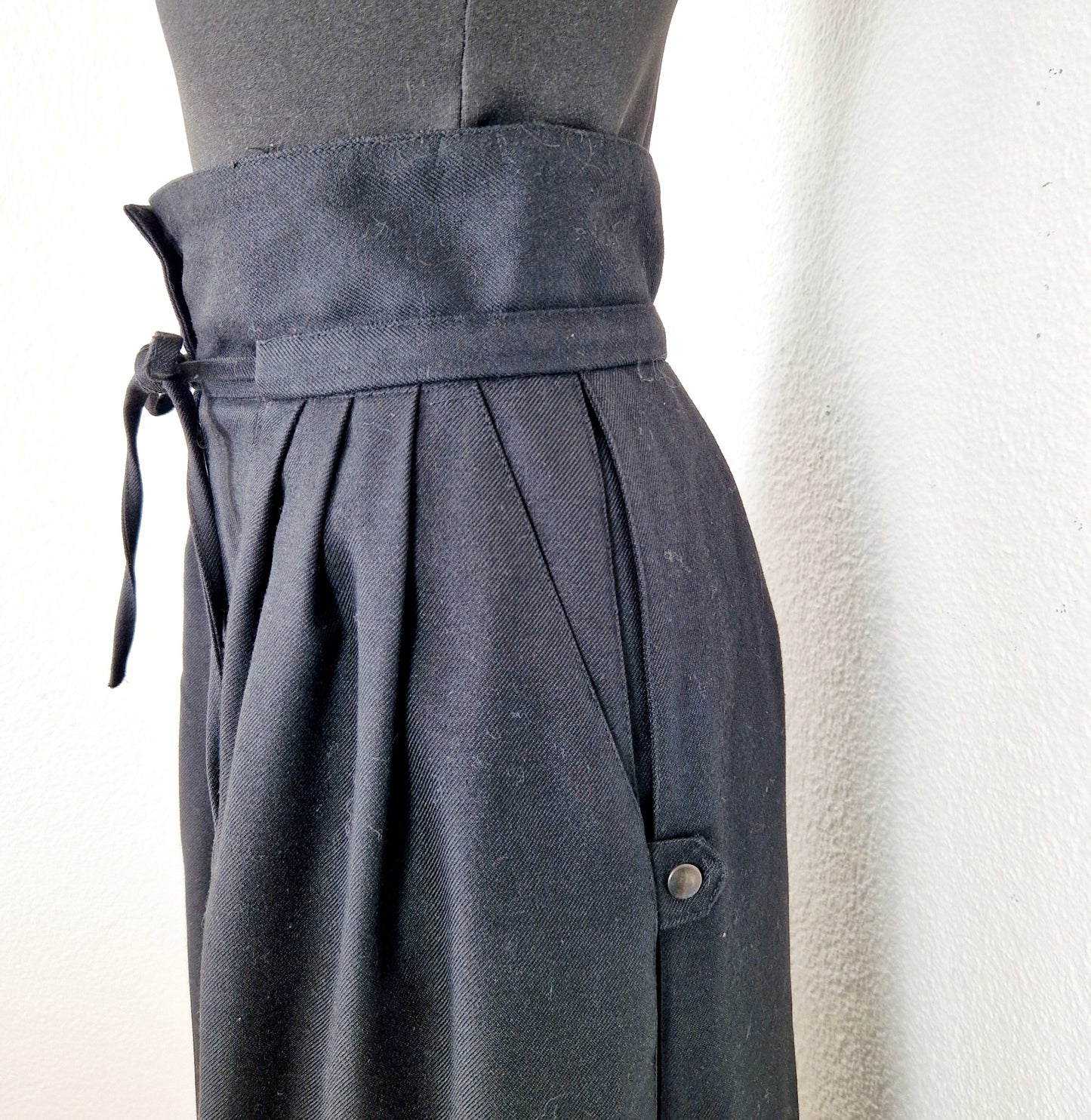 Einzigartige und nachhaltige Vintage Culotte in schwarz, Paperback. Unique and sustainable vintage culottes in black, paperbag. Side.