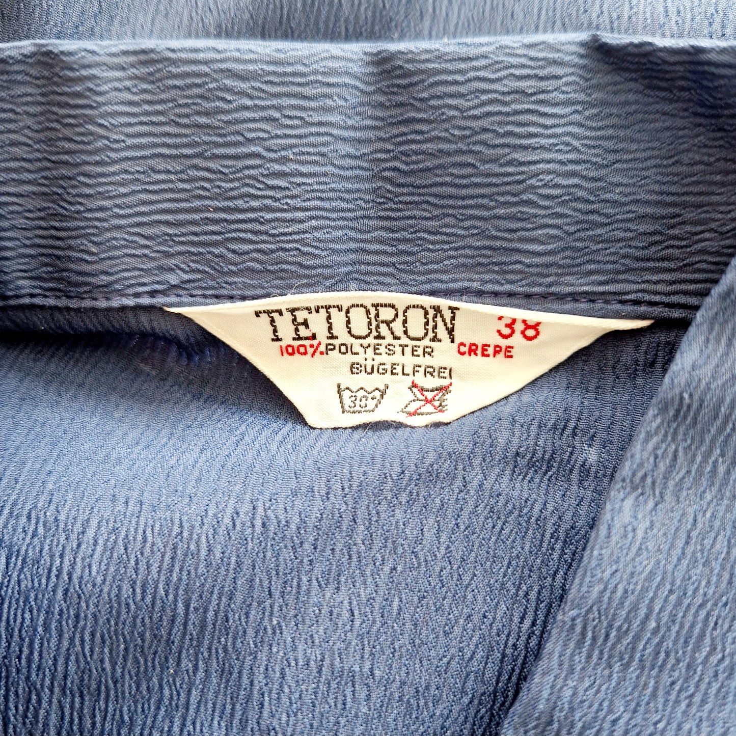 Einzigartiges und nachhaltiges Vintage Top in dunkelblau. Unique and sustainable vintage top in dark blue. Tag.