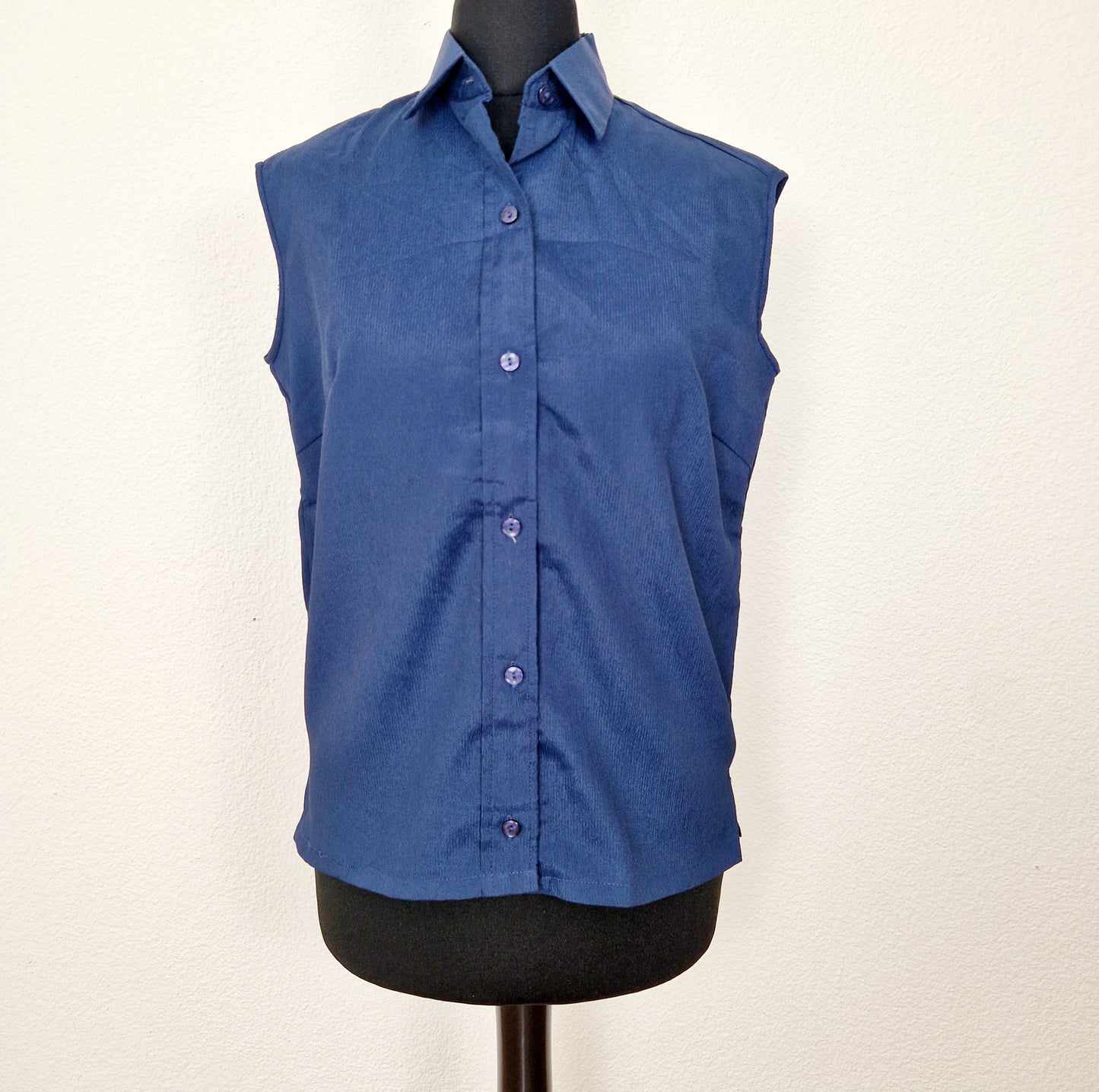 Einzigartiges und nachhaltiges Vintage Top in dunkelblau. Unique and sustainable vintage top in dark blue. Front.