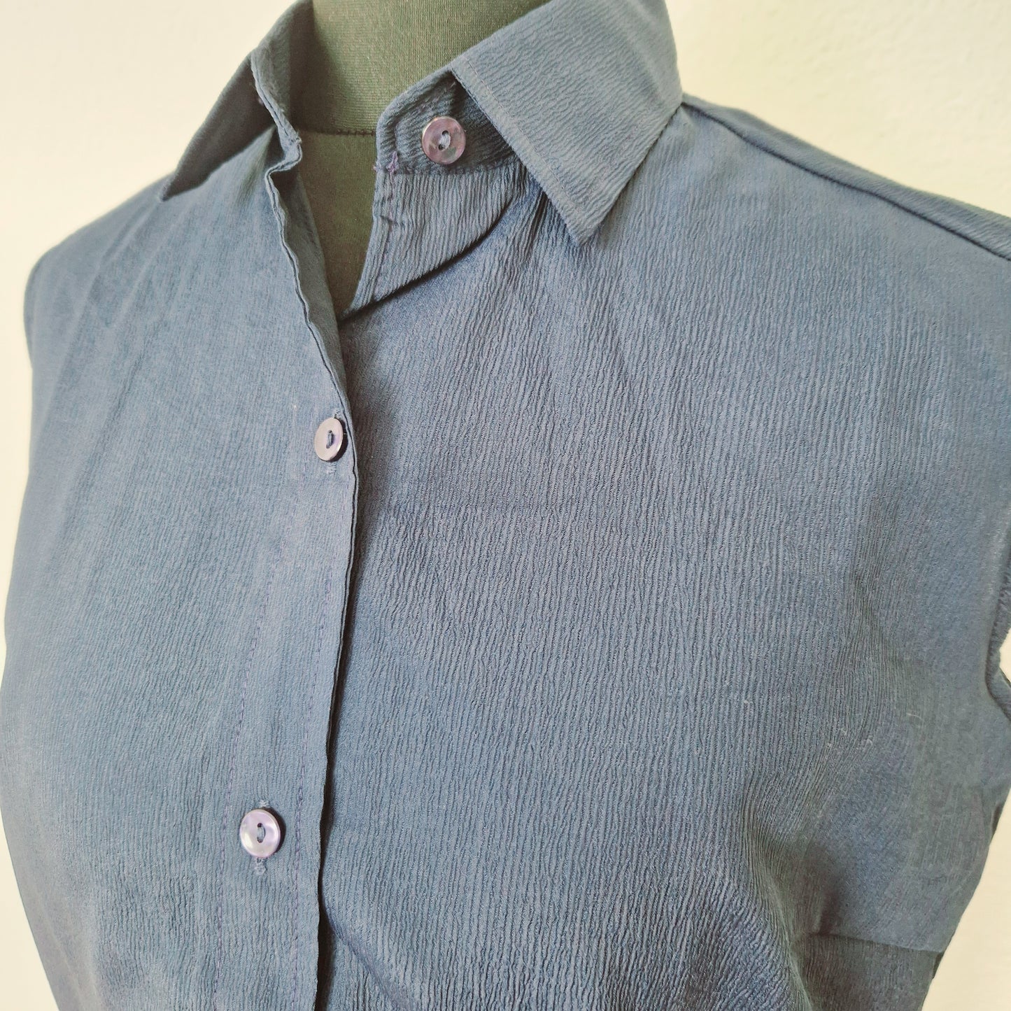 Einzigartiges und nachhaltiges Vintage Top in dunkelblau. Unique and sustainable vintage top in dark blue. Close-up.