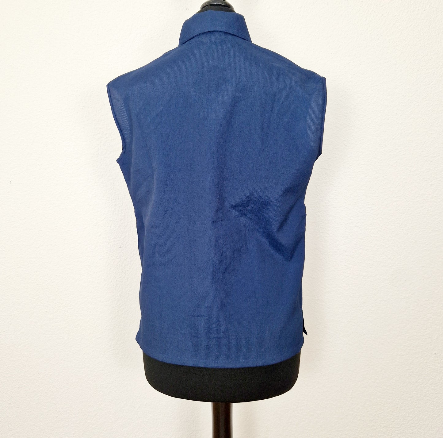 Einzigartiges und nachhaltiges Vintage Top in dunkelblau. Unique and sustainable vintage top in dark blue. Back.
