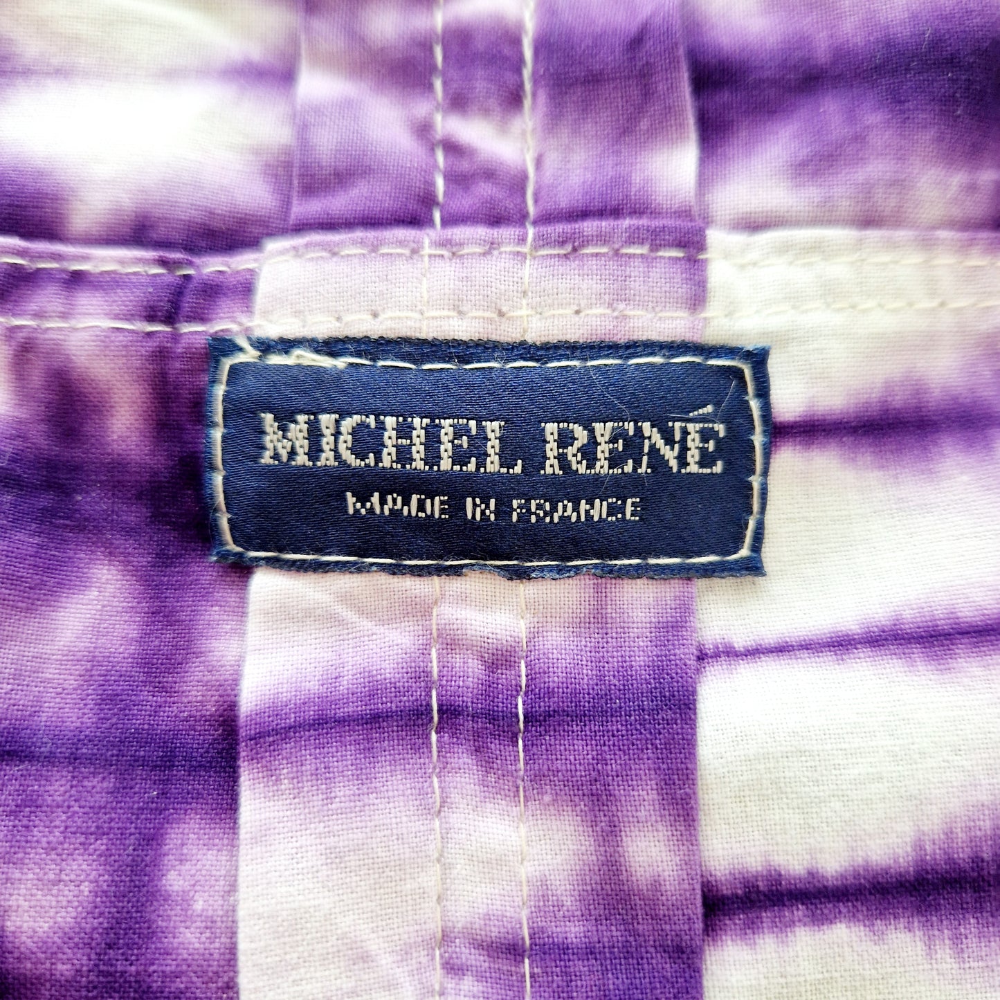 Einzigartige und nachhaltige Vintage Latzhose in violett-weiss mit Batik. Unique and sustainable vintage dungarees in purple-white with tie-dye. Tag.