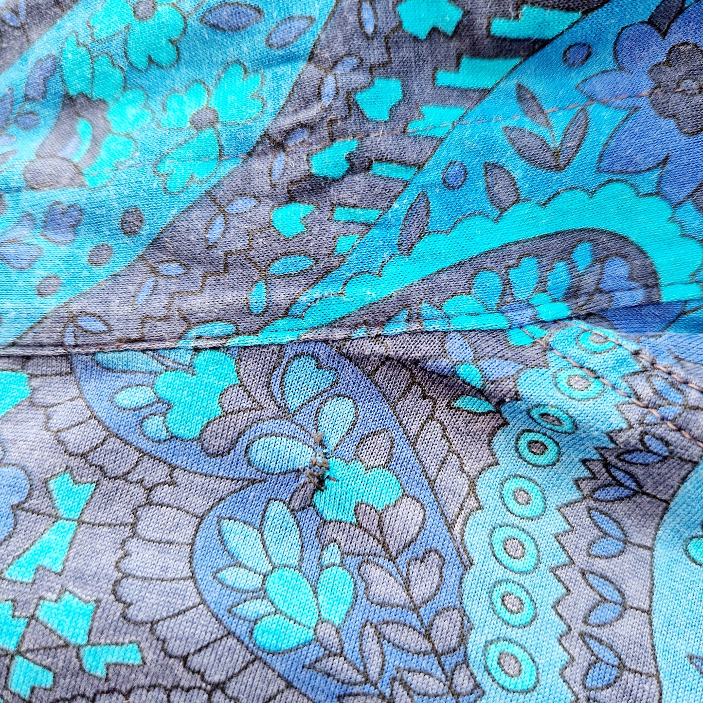 Einzigartiges und nachhaltiges Vintage Hemd, Kurzarm, in blau-türkis mit Paisley. Unique and sustainable vintage shirt, short-sleeved, in blue-turquois with paisley. Imperfection.