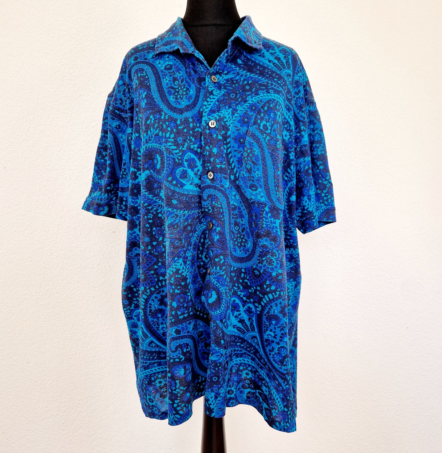 Einzigartiges und nachhaltiges Vintage Hemd, Kurzarm, in blau-türkis mit Paisley. Unique and sustainable vintage shirt, short-sleeved, in blue-turquois with paisley. Front.