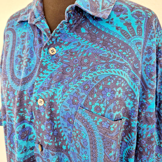 Einzigartiges und nachhaltiges Vintage Hemd, Kurzarm, in blau-türkis mit Paisley. Unique and sustainable vintage shirt, short-sleeved, in blue-turquois with paisley. Close-up.
