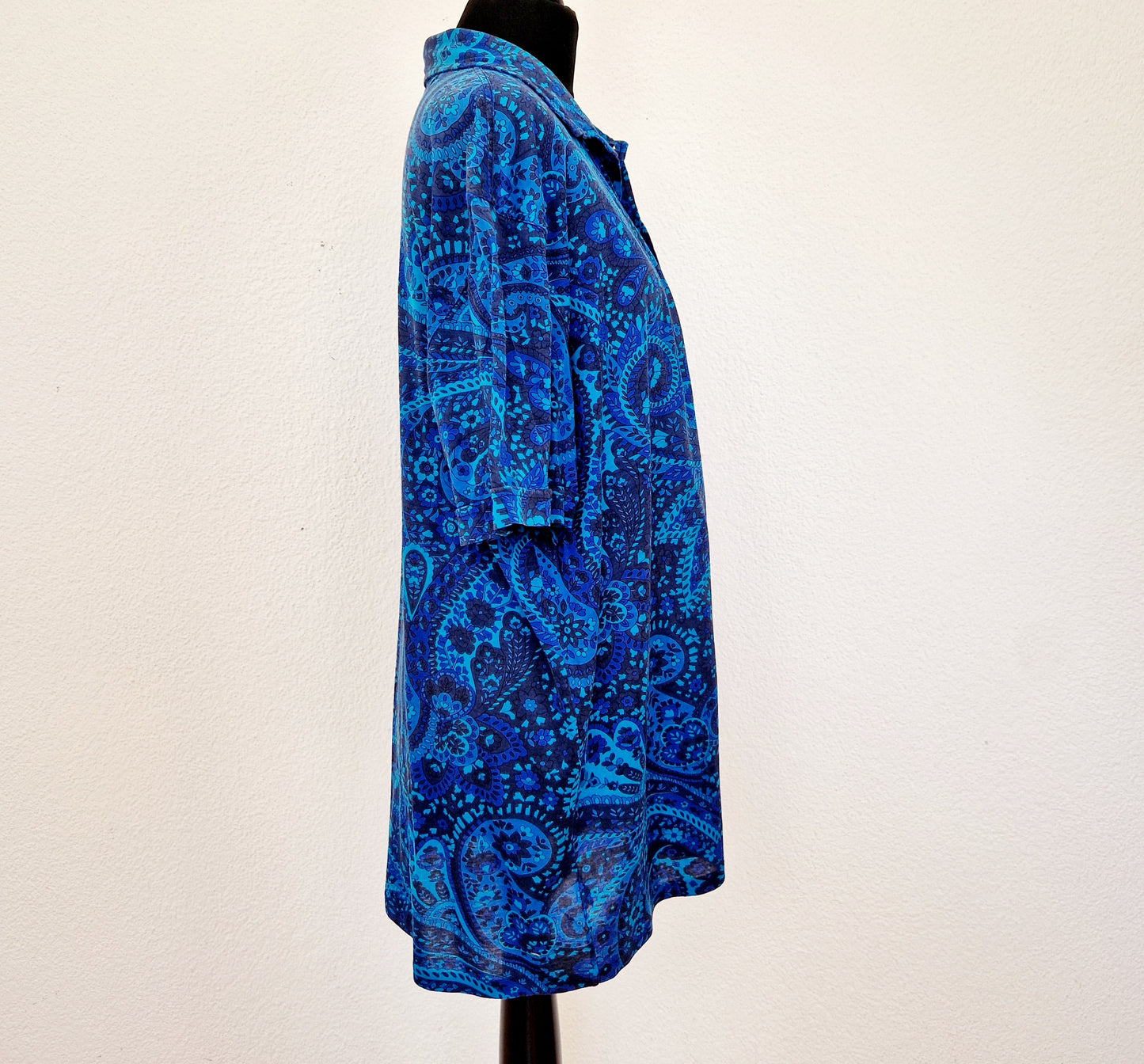Einzigartiges und nachhaltiges Vintage Hemd, Kurzarm, in blau-türkis mit Paisley. Unique and sustainable vintage shirt, short-sleeved, in blue-turquois with paisley. Side.