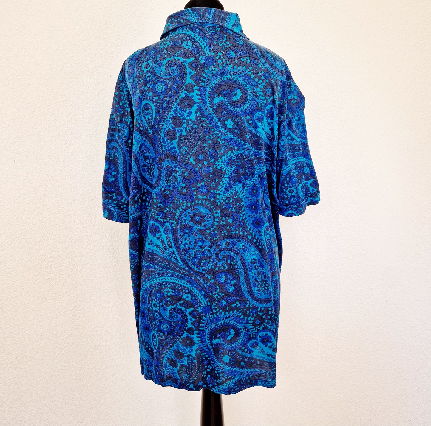 Einzigartiges und nachhaltiges Vintage Hemd, Kurzarm, in blau-türkis mit Paisley. Unique and sustainable vintage shirt, short-sleeved, in blue-turquois with paisley. Back.