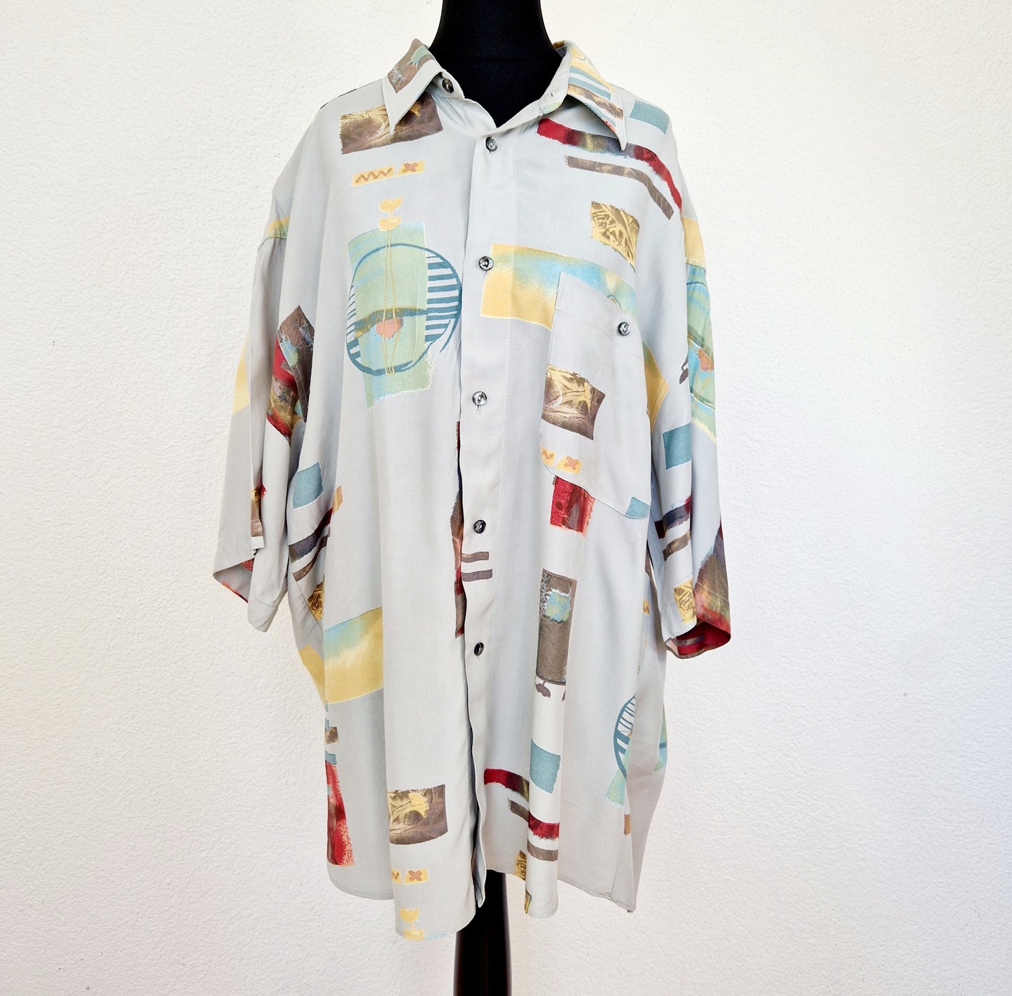 Einzigartiges und nachhaltiges Vintage Hemd, Kurzarm, in hellgrau-rot-mint mit Kreisen und Quadraten. Unique and sustainable vintage shirt, short-sleeved, in light-grey-red-min with circles and squares. Front.