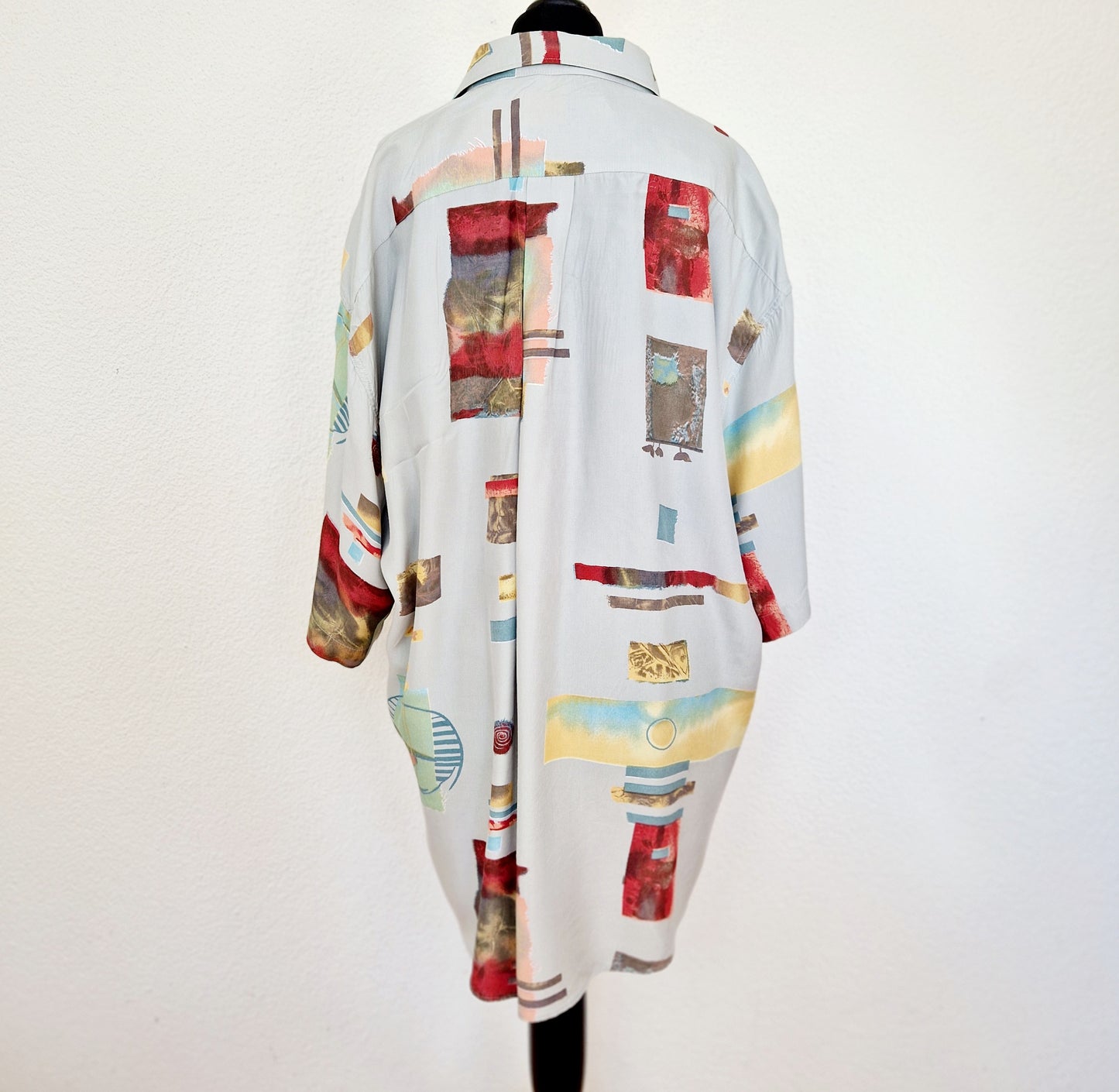 Hemd, Kurzarm, in hellgrau-rot-mint mit Kreisen und Quadraten. Unique and sustainable vintage shirt, short-sleeved, in light-grey-red-min with circles and squares. Back.