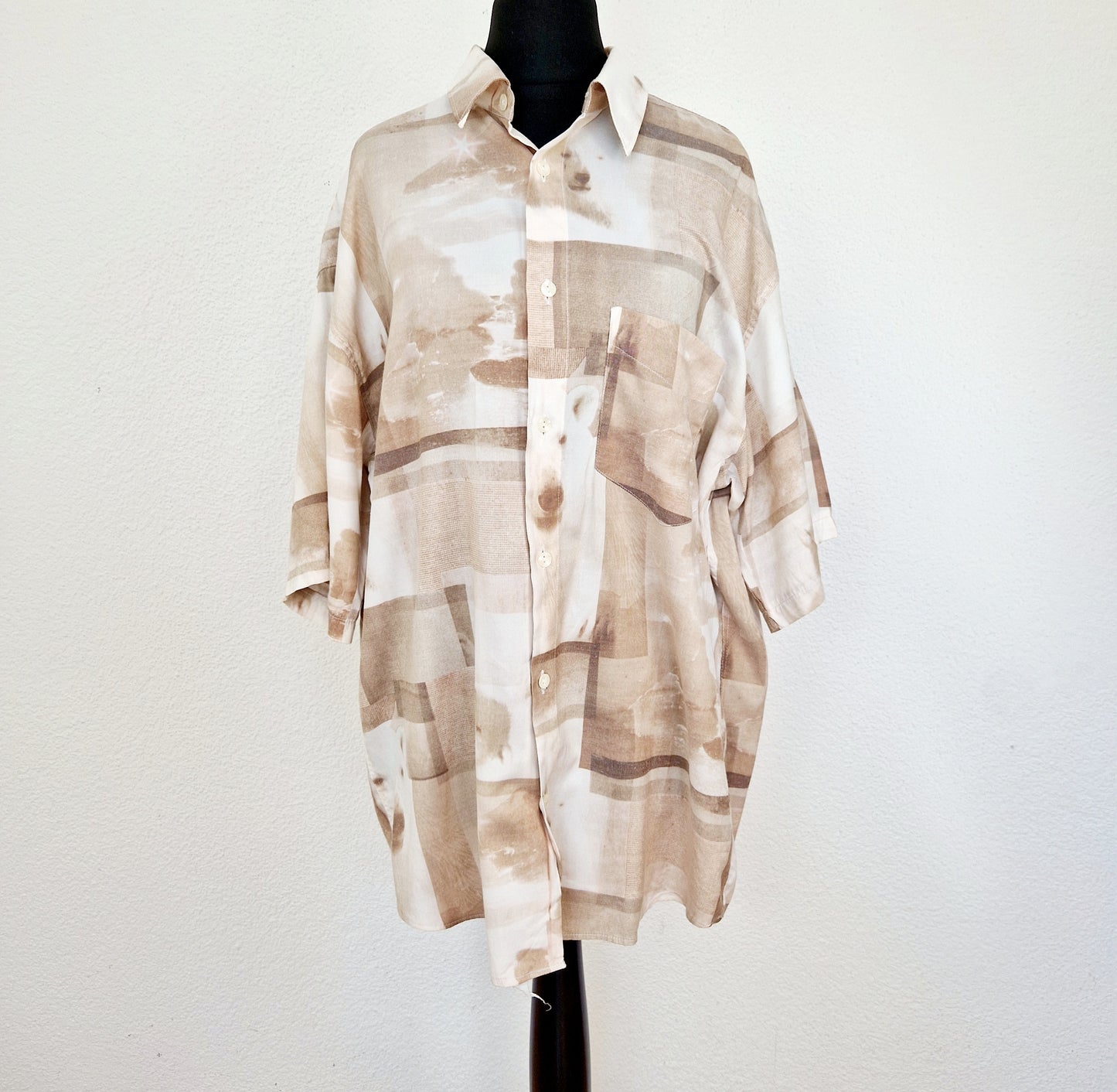 Einzigartiges und nachhaltiges Vintage Hemd, Kurzarm, in beige-braun-weiss mit Eisbären. Unique and sustainable vintage shirt, short-sleeved, in beige-brown-white with ice bears. Front.
