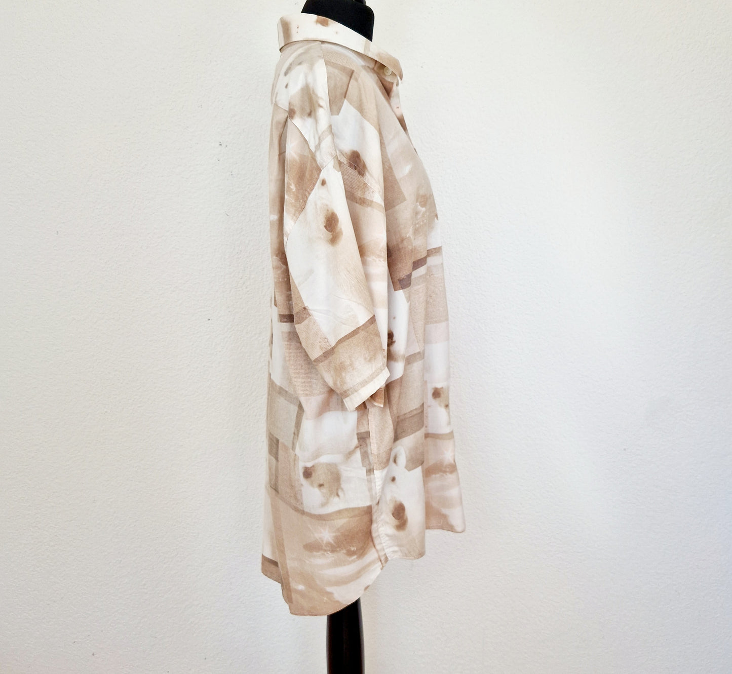 Einzigartiges und nachhaltiges Vintage Hemd, Kurzarm, in beige-braun-weiss mit Eisbären. Unique and sustainable vintage shirt, short-sleeved, in beige-brown-white with ice bears. Side.