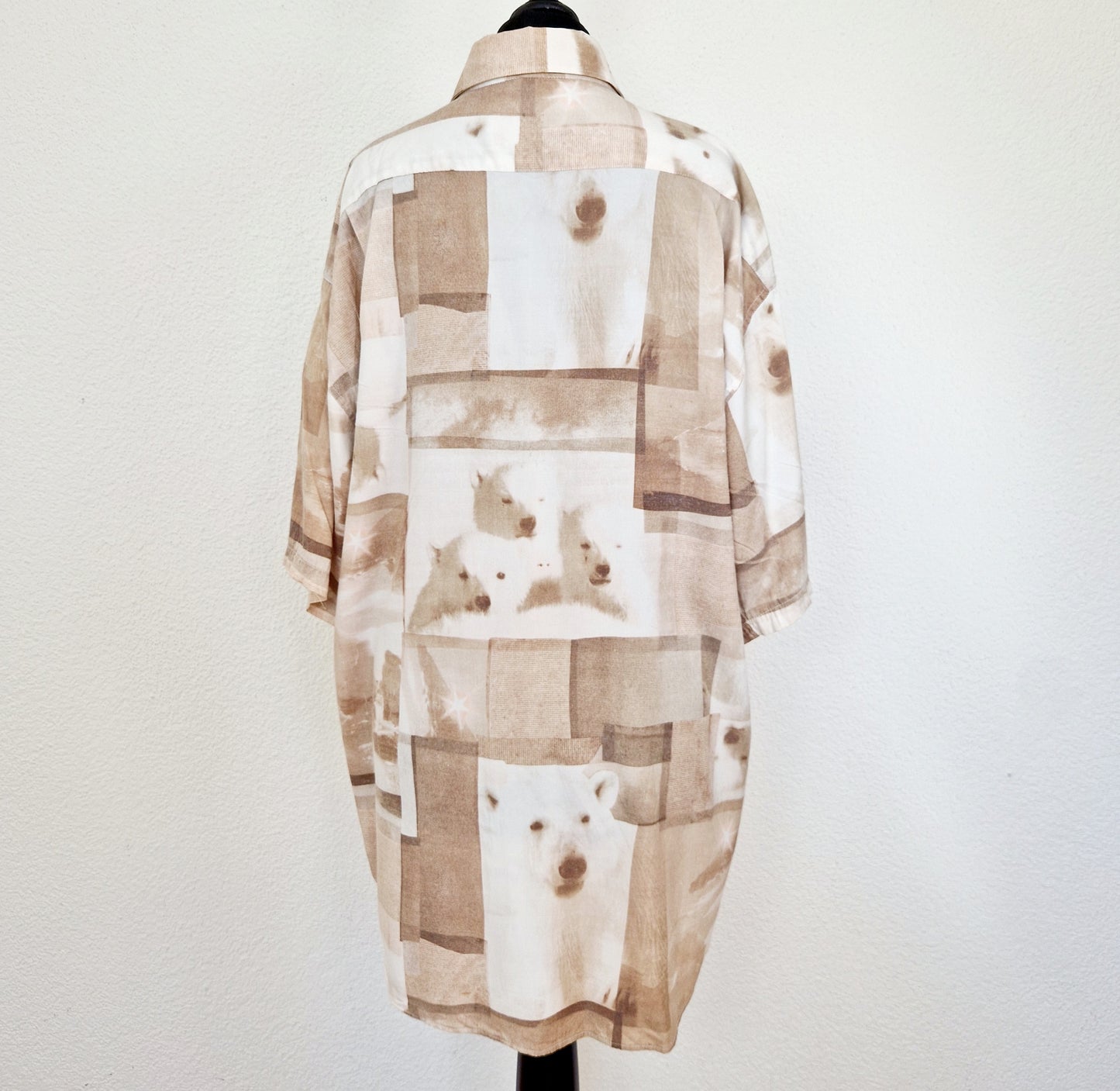 Einzigartiges und nachhaltiges Vintage Hemd, Kurzarm, in beige-braun-weiss mit Eisbären. Unique and sustainable vintage shirt, short-sleeved, in beige-brown-white with ice bears. Back.