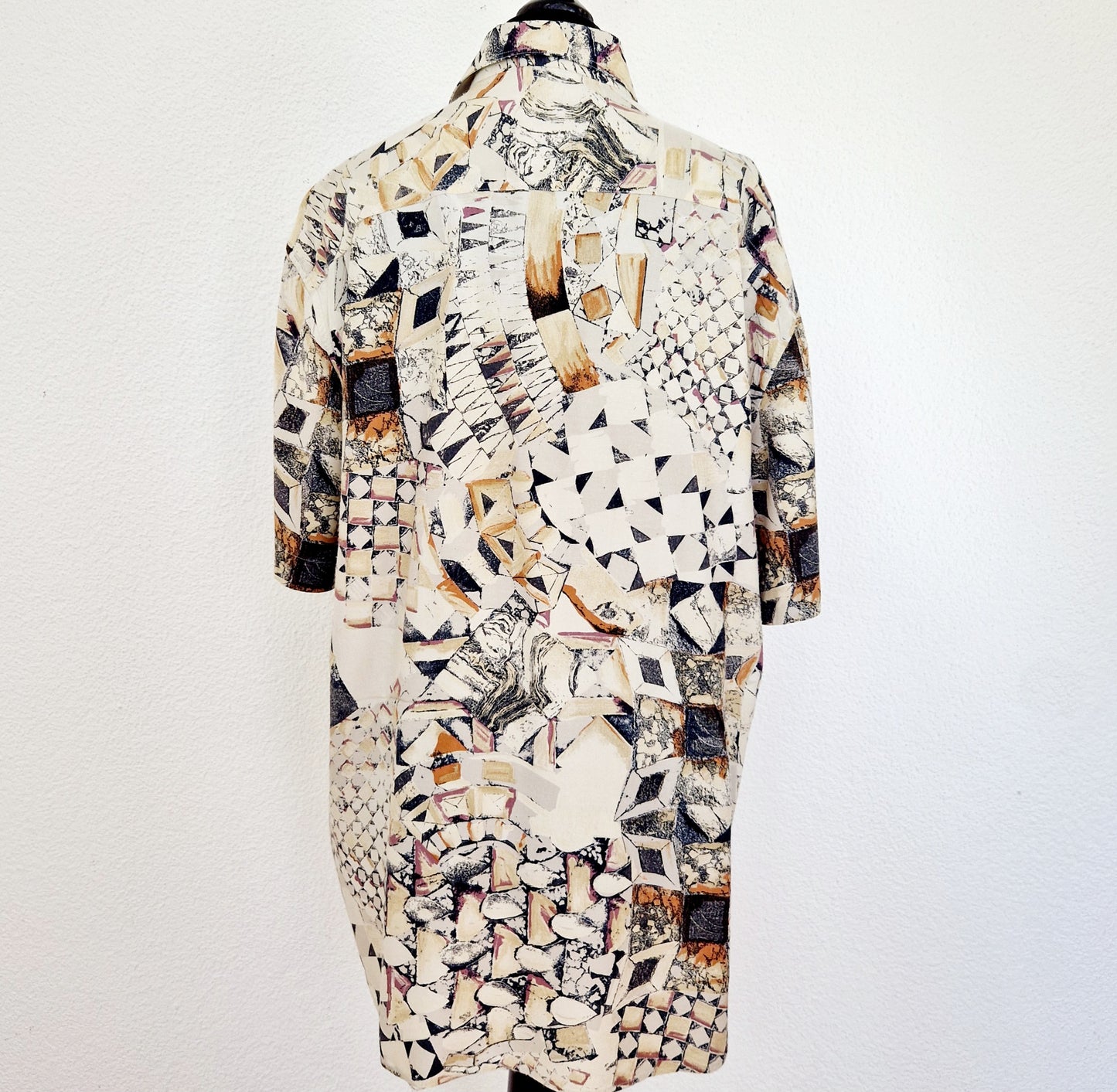 Einzigartiges und nachhaltiges Vintage Kurzarmhemd in sand-schwarz-braun mit abstraktem Muster. Back.