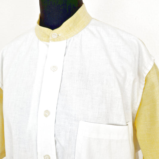 Einzigartiges und nachhaltiges Vintage Kurzarmshirt in weiss-gelb mit Stehkragen. Close-up.
