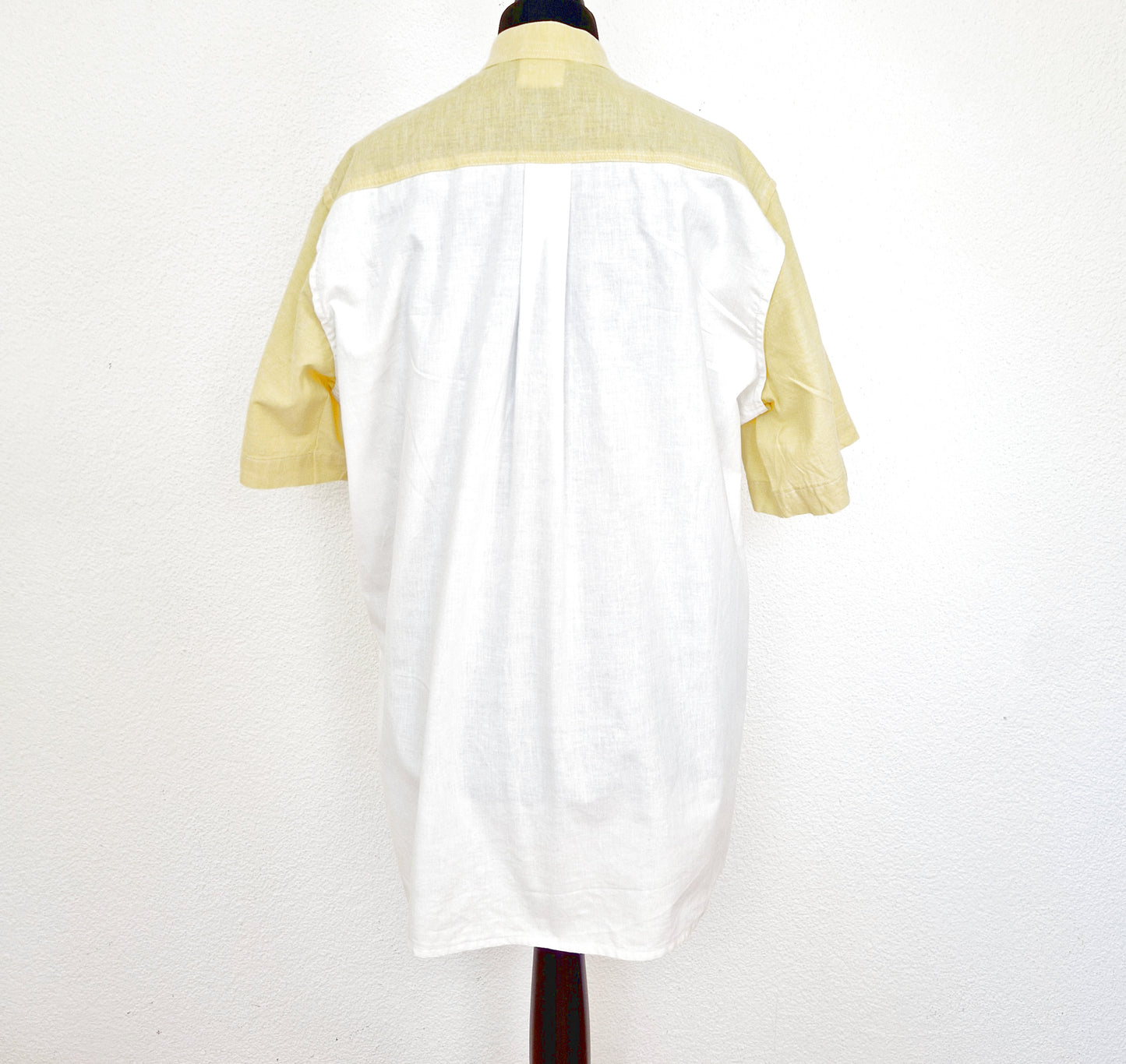 Einzigartiges und nachhaltiges Vintage Kurzarmshirt in weiss-gelb mit Stehkragen. Back.