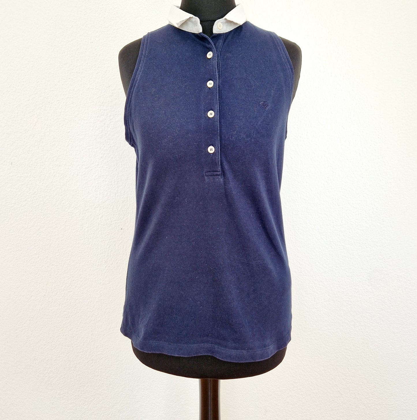 Einzigartiges und nachhaltiges Vintage Top in blau-weiss-grau, Polo. Unique and sustainable vintage top in blue-white-grey, polo. Front.
