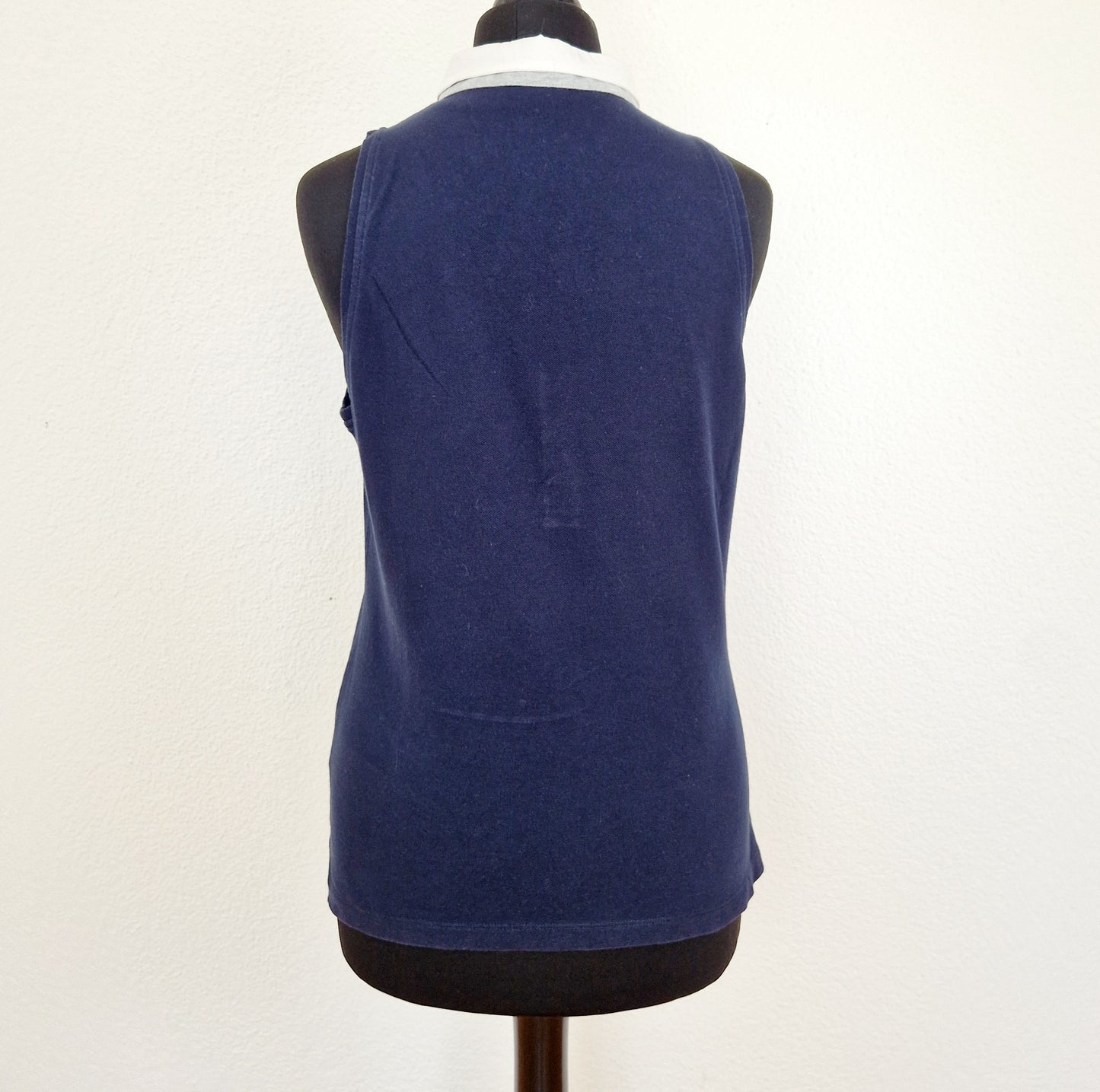 Einzigartiges und nachhaltiges Vintage Top in blau-weiss-grau, Polo. Unique and sustainable vintage top in blue-white-grey, polo. Back.