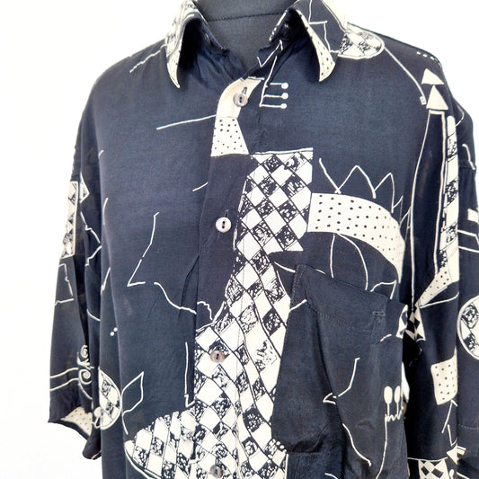 Einzigartiges und nachhaltiges Vintage Hemd, Kurzarm, in schwarz-eierschale. Unique and sustainable vintage shirt, short-sleeved, in black-off-white. Close-up.