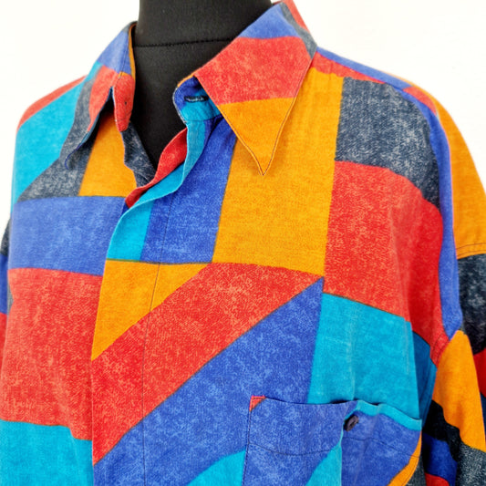 Einzigartiges und nachhaltiges Vintage Kurzarmhemd in orange-anthrazit-türkis mit geometrischem Muster. Close-up.