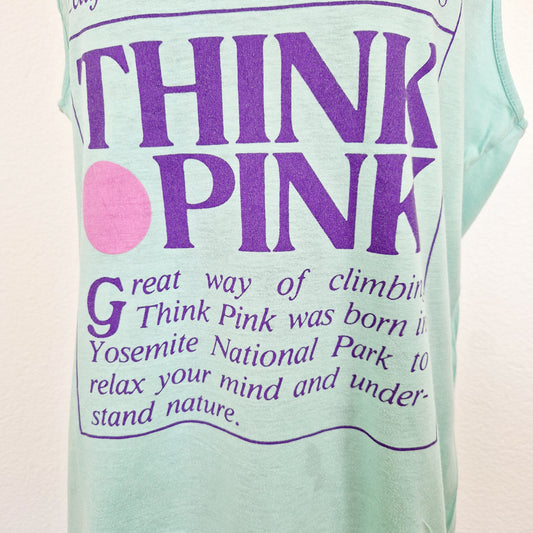 Einzigartiges und nachhaltiges Vintage Top in mint-violett-pink mit Schriftzug "THINK PINK". Close-up.