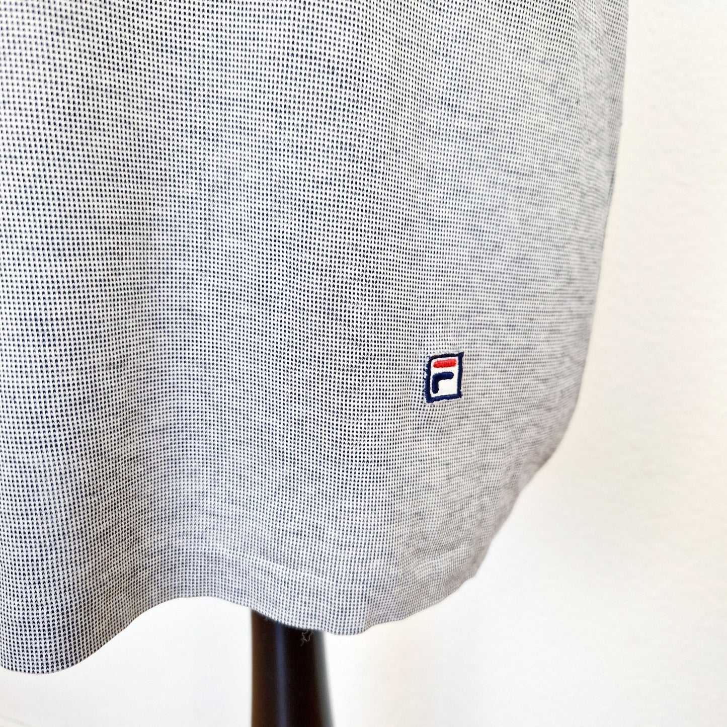Einzigartiges und nachhaltiges Vintage Top in blau-weiss von FILA. Unique and sustainable vintage top in blue-white from FILA. Close-up 2.