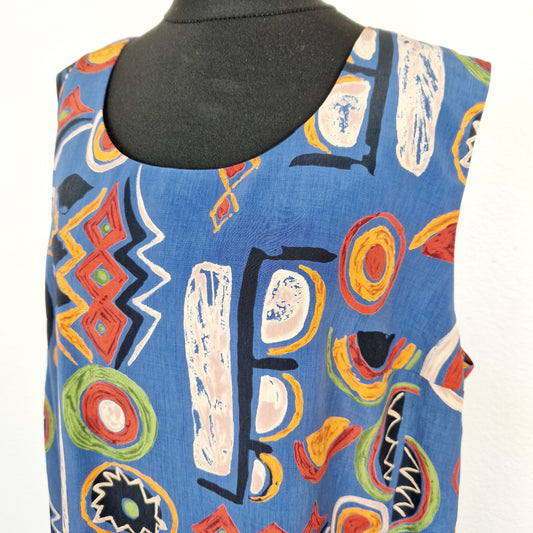 Einzigartiges und nachhaltiges Vintage Top in blau-orange-rot mit geometrischem Muster. Close-up.