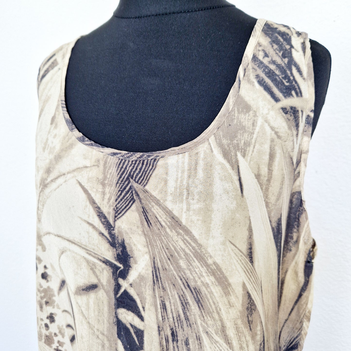 Einzigartiges und nachhaltiges Vintage Top in beige-braun-schwarz mit Gräsern. Unique and sustainable vintage top in beige-brown-black with grasses pattern. Close-up.