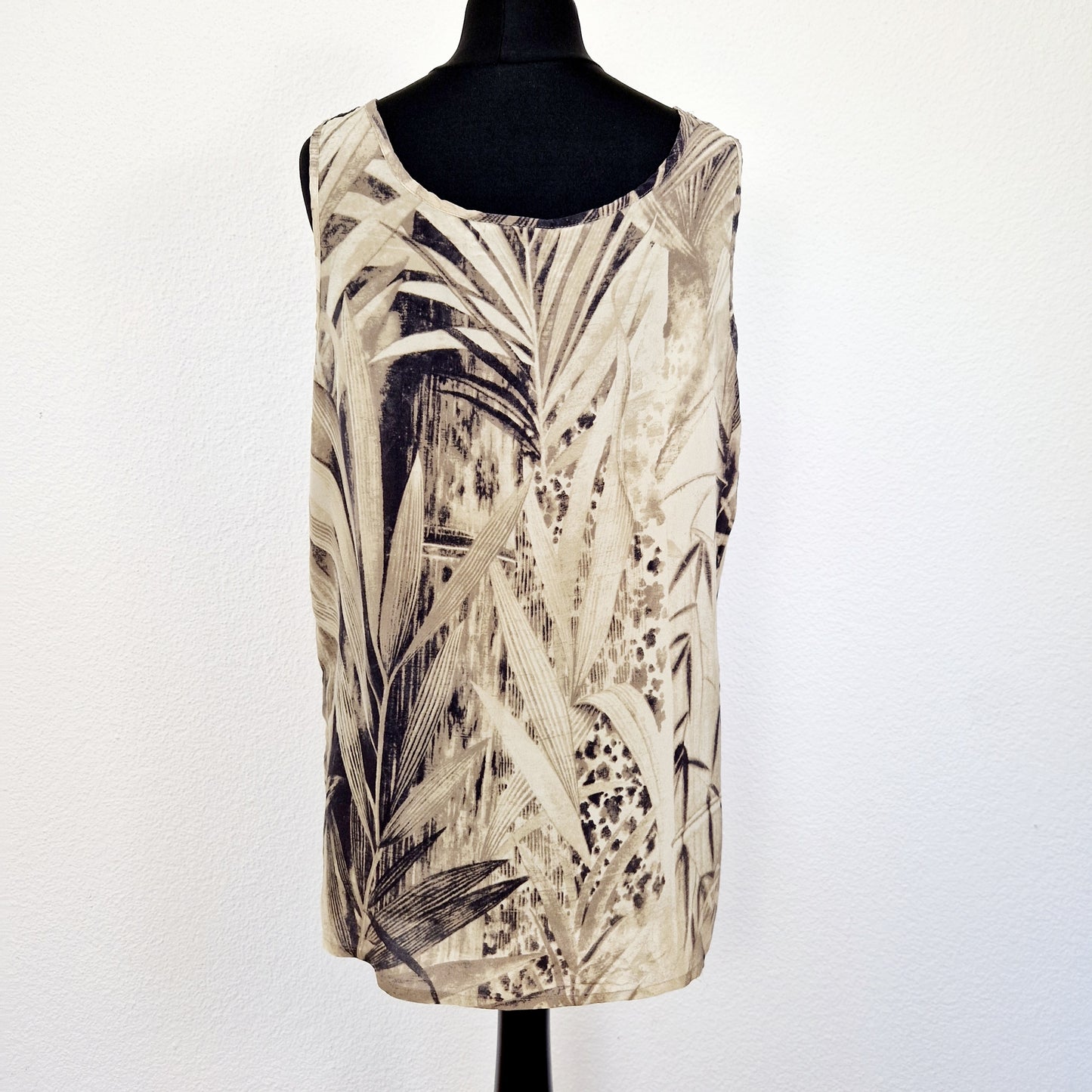 Einzigartiges und nachhaltiges Vintage Top in beige-braun-schwarz mit Gräsern. Unique and sustainable vintage top in beige-brown-black with grasses pattern. Back.