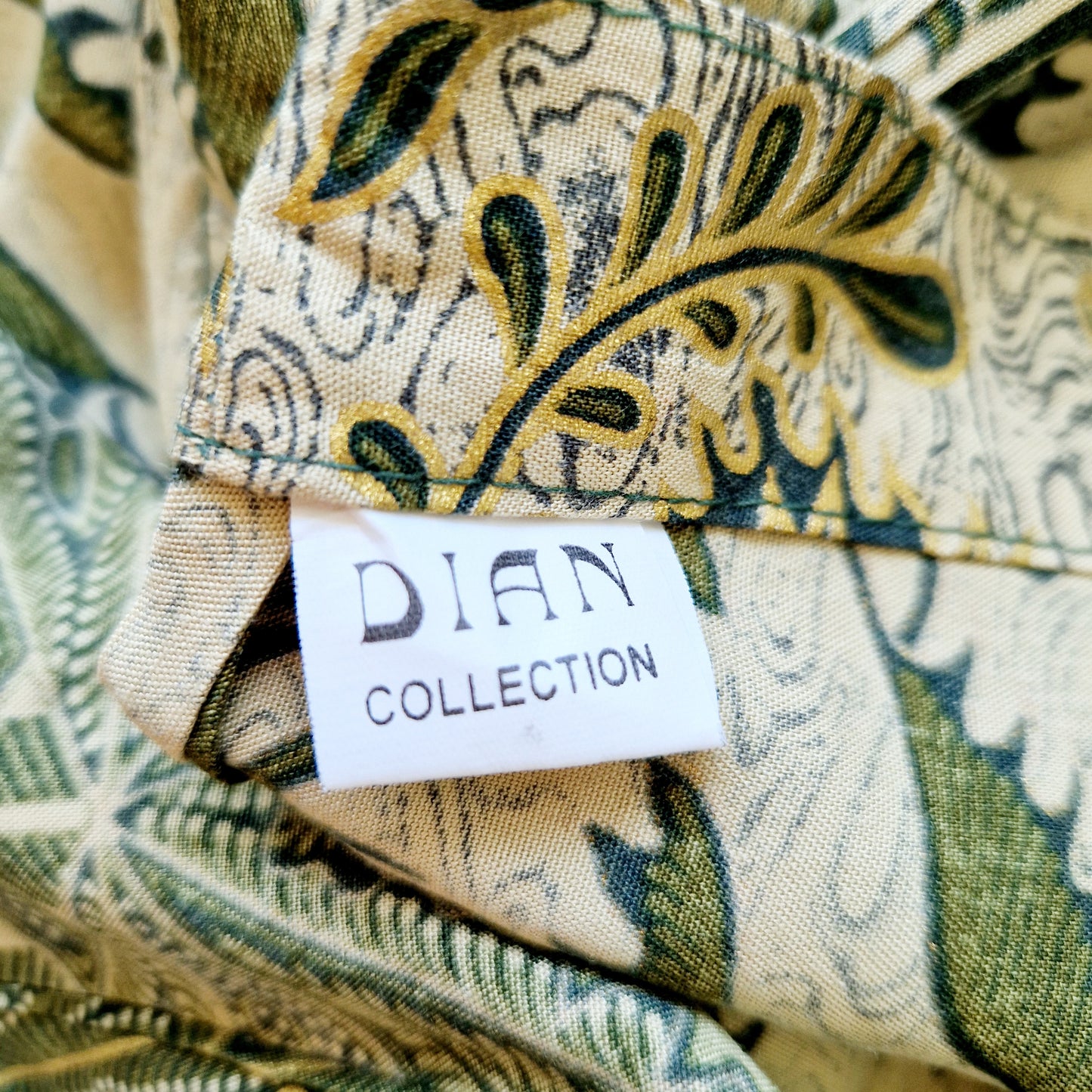 Einzigartige und nachhaltige Vintage Hose in grün-beige-gold, Wickelhose. Unique and sustainable vintage pants in greenbeige-gold, wrap pants. Tag.