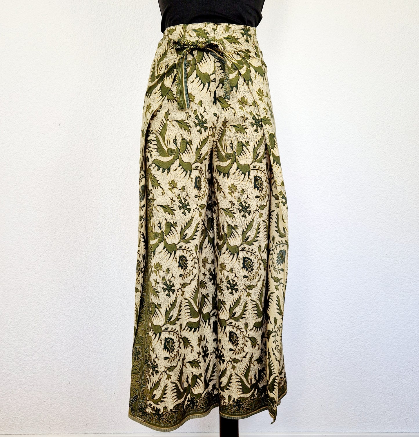 Einzigartige und nachhaltige Vintage Hose in grün-beige-gold, Wickelhose. Unique and sustainable vintage pants in greenbeige-gold, wrap pants. Front.