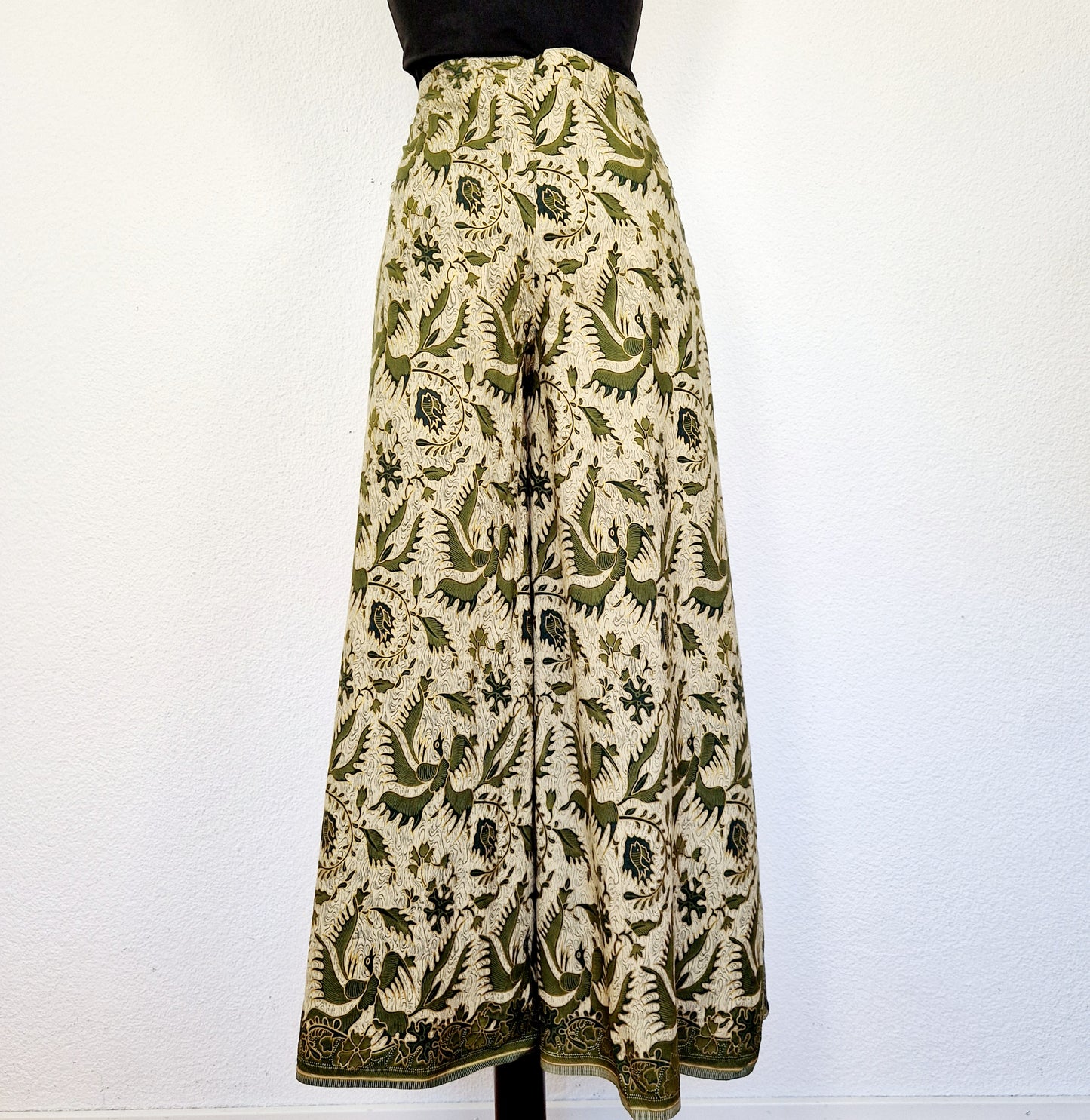 Einzigartige und nachhaltige Vintage Hose in grün-beige-gold, Wickelhose. Unique and sustainable vintage pants in greenbeige-gold, wrap pants. Back.