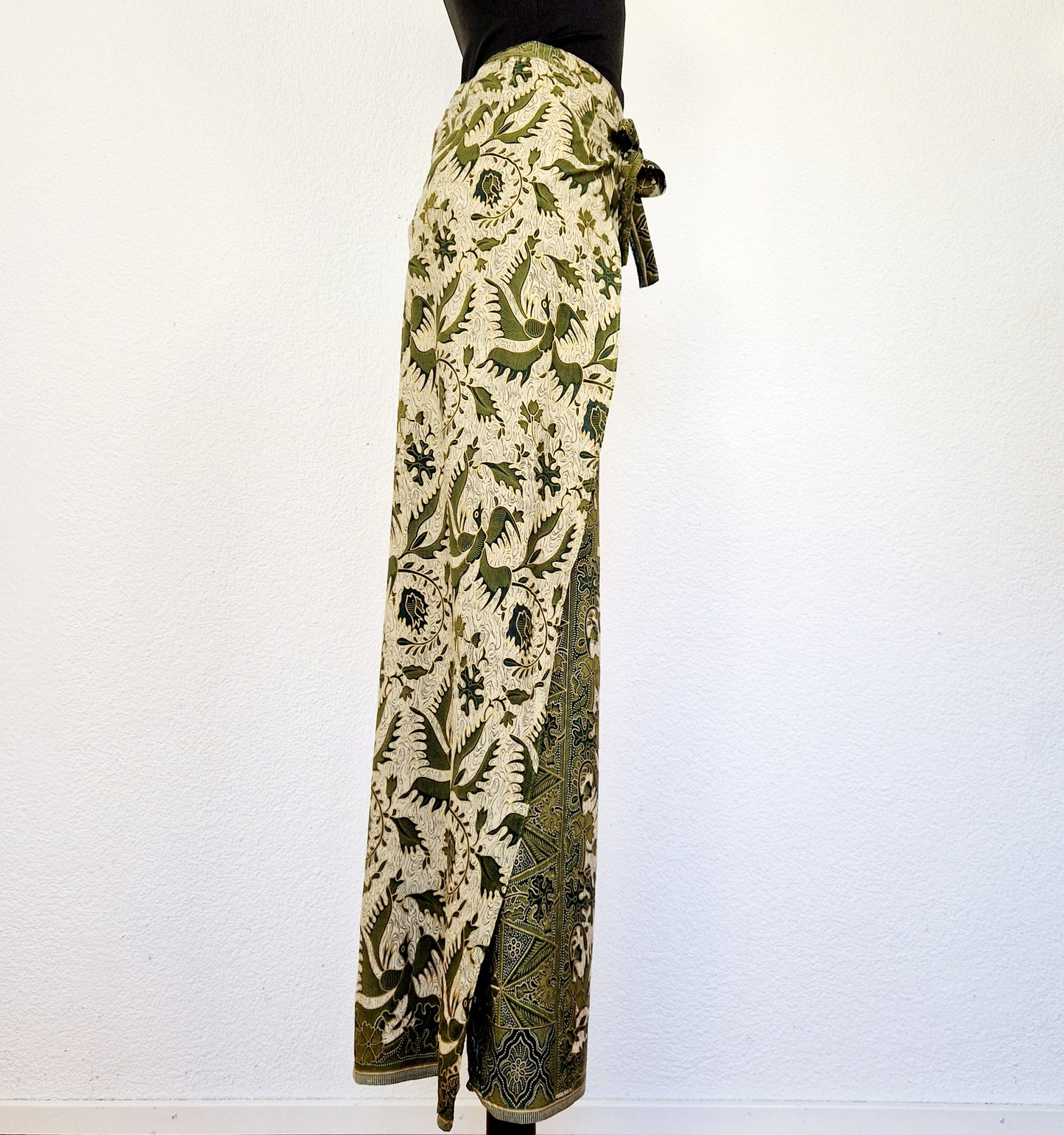Einzigartige und nachhaltige Vintage Hose in grün-beige-gold, Wickelhose. Unique and sustainable vintage pants in greenbeige-gold, wrap pants. Side.